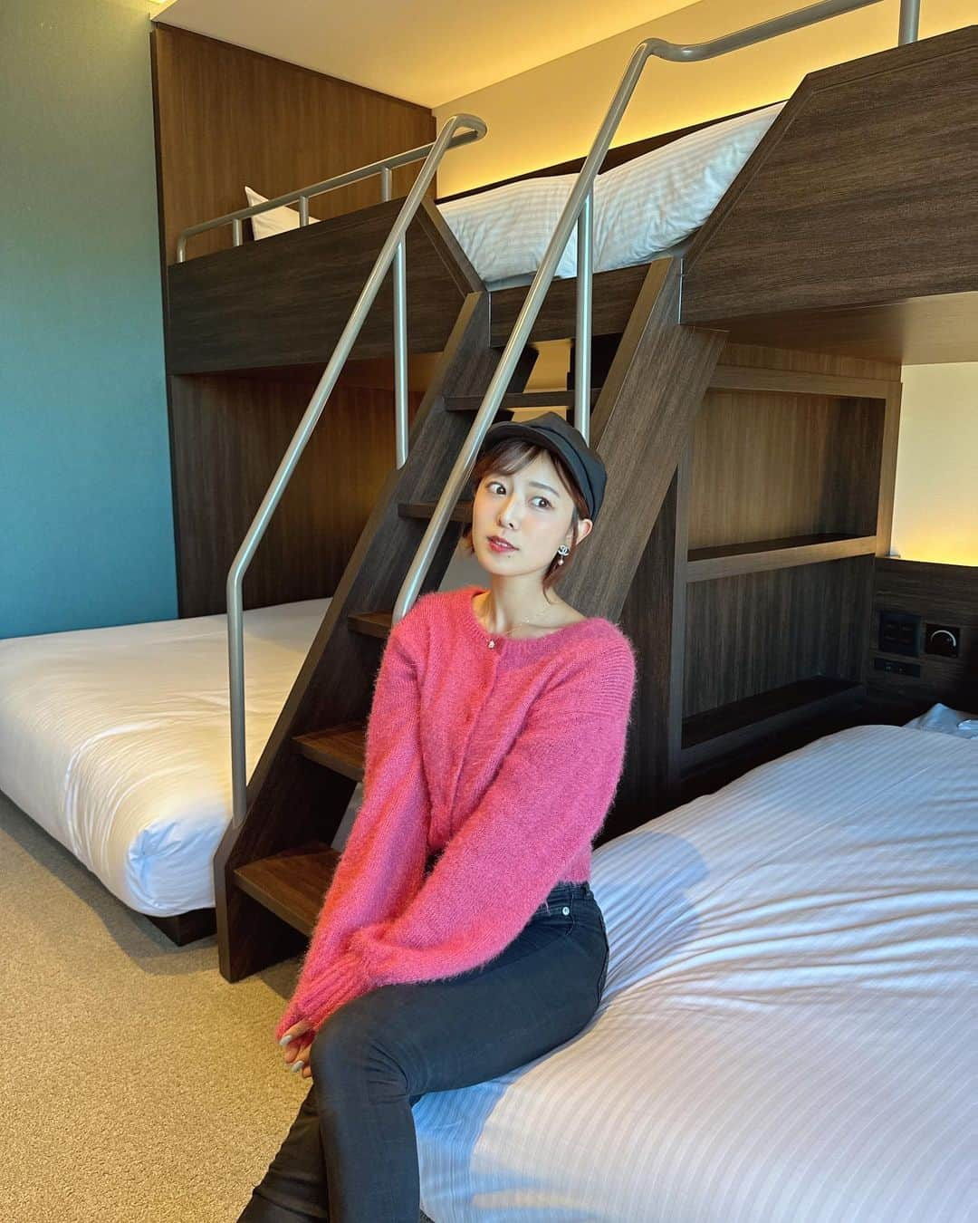 桑原茉萌さんのインスタグラム写真 - (桑原茉萌Instagram)「サウナ女子旅でFAV HOTEL Takayama East( @favhotel )へ🇯🇵⛰️🚆  高山に新しく出来たサウナ付きホテル🏨 世界でも珍しいフィンランド式とモリス式のハイブリッドサウナに、深めの水風呂、テラスがあるから外気浴でちゃんと整えるのも良いし、セルフロウリュウもアロマが入ってて最高すぎました🧖‍♀️🌿  水着もレンタルできるから手ぶらで来ても安心だし、 サウナ室のライティングは上段と下段で好きな色を選べるから 私はもちろん黄色と水色でシンディカラーしたよ🩵🌻  ホテルのスタッフさんは英語を話せる人が多いから外国人観光客の方でも安心して楽しめるし、内装やホテルスタイルも含めて、グローバルで良かった👏🌏💯  高山駅から徒歩5分という好立地💪  さらに今なら「TAKAYAMA EAST開業記念」として fav hotelのフォロワー向け宿泊無料招待キャンペーンが 10/15-11/15まで開催中です！  FAVアカウントフォローすると無料招待が当たるから、 詳しくは最新の @favhotel の投稿をチェックしてみてね🌈  #pr #favhotel #favlux #favhoteltakayama #favluxhidatakayama #favhotelhidatakayaeast #sauna #hotel #サウナ #ホテル #高山観光 #高山観光スポット #飛騨高山 #岐阜 #岐阜観光 #trip #japantrip #gifu #hidatakayama #japantravel #japanlife #fyp #サウナ女子 #彼女とデートなうに使っていいよ」11月9日 19時03分 - cindystory__