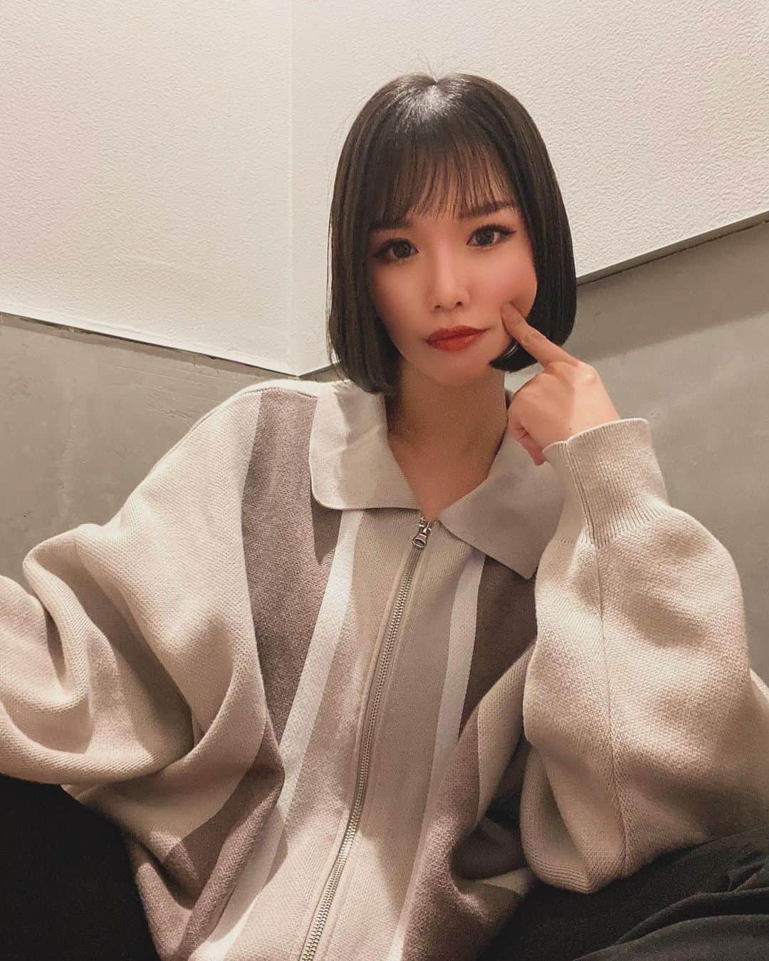 Yukkyのインスタグラム：「昨日カビるんるんみたいなオジサンに 今年は秋がないんだよ！って何回も言われた  #autumn  #knit」