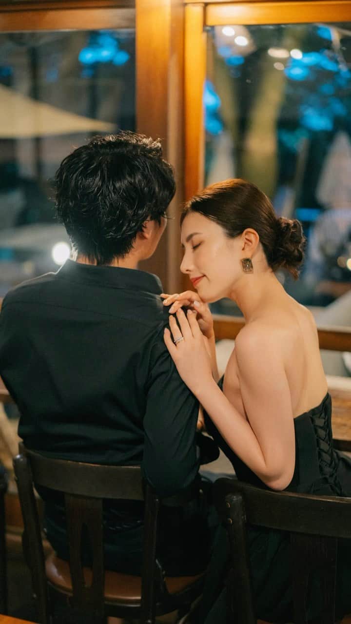 濱田あおいのインスタグラム：「. . ロケーションフォトの前撮り写真たち🦢✨ この写真はプロフィールブックや ウェルカムスペースにっ  この夜の写真たち私たち 2人ともめちゃくちゃお気に入り🖤  📷 @alpstomori.wedding @mugi.wedding  💇🏻‍♀️ @miyuki_____________  ☕️ @kyoya.alps  #プレ花#プレ花嫁#フォトウェディング#ウェディングフォト#前撮り#結婚式前撮り#ロケーションフォト#ナイトウェディング#ウェディングドレス」
