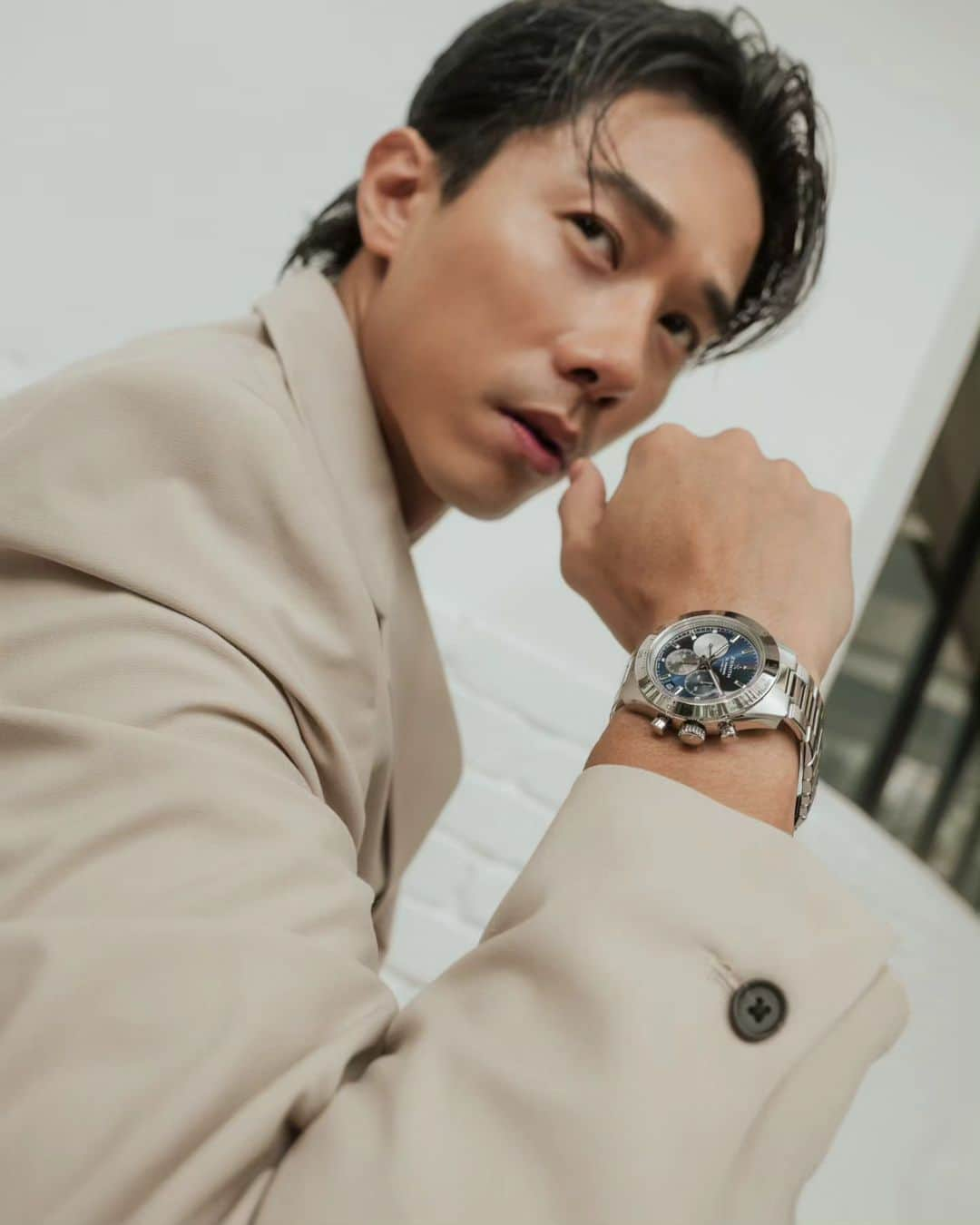 デスモンド・タンさんのインスタグラム写真 - (デスモンド・タンInstagram)「Capturing the essence of urban energy, the @zenithwatches Chronomaster Sport Blue stands out in the heart of the city! 💙  #ChronomasterSport #Zenith #ZenithWatches #ElPrimero」11月9日 19時05分 - thedesmondtan