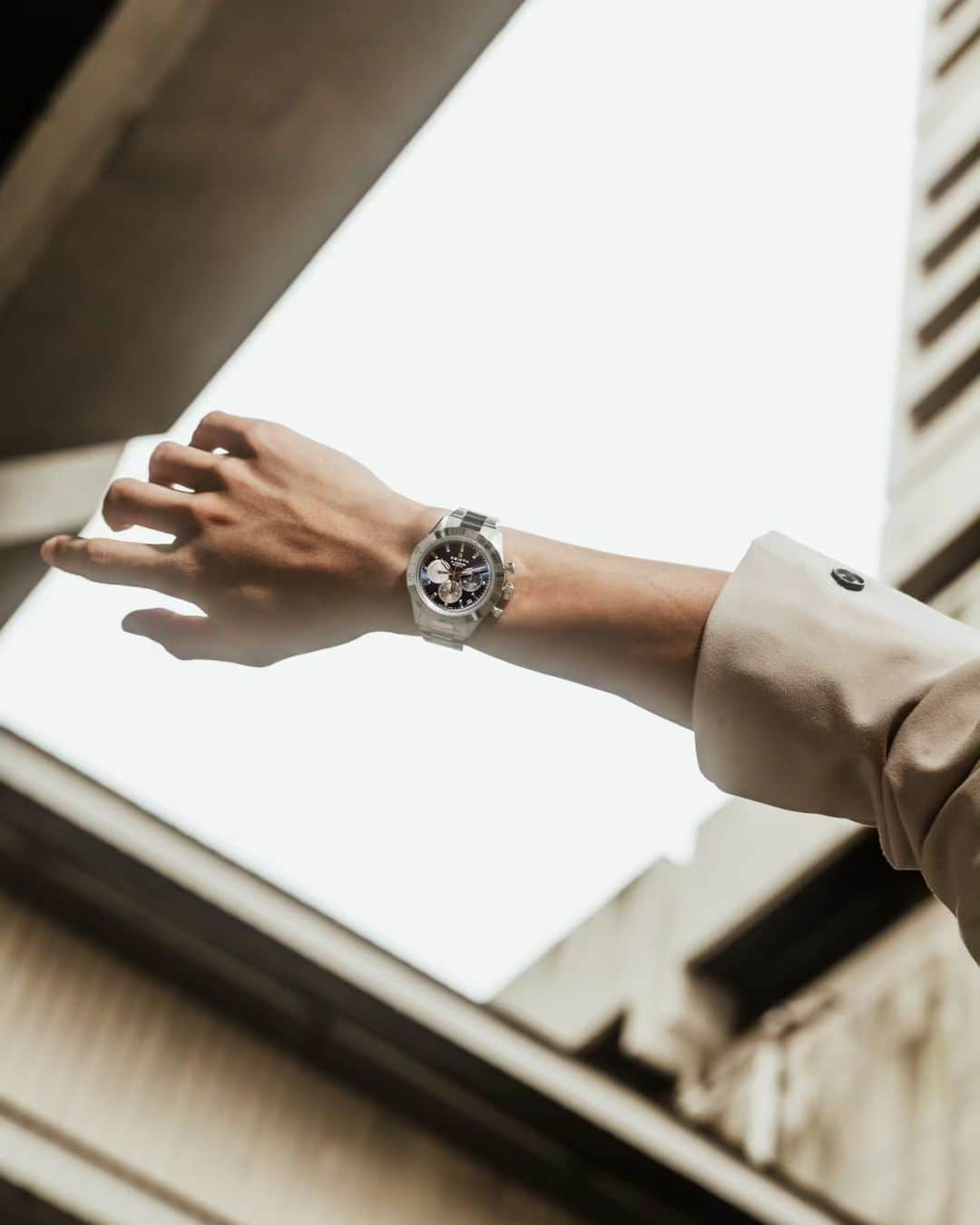 デスモンド・タンさんのインスタグラム写真 - (デスモンド・タンInstagram)「Capturing the essence of urban energy, the @zenithwatches Chronomaster Sport Blue stands out in the heart of the city! 💙  #ChronomasterSport #Zenith #ZenithWatches #ElPrimero」11月9日 19時05分 - thedesmondtan