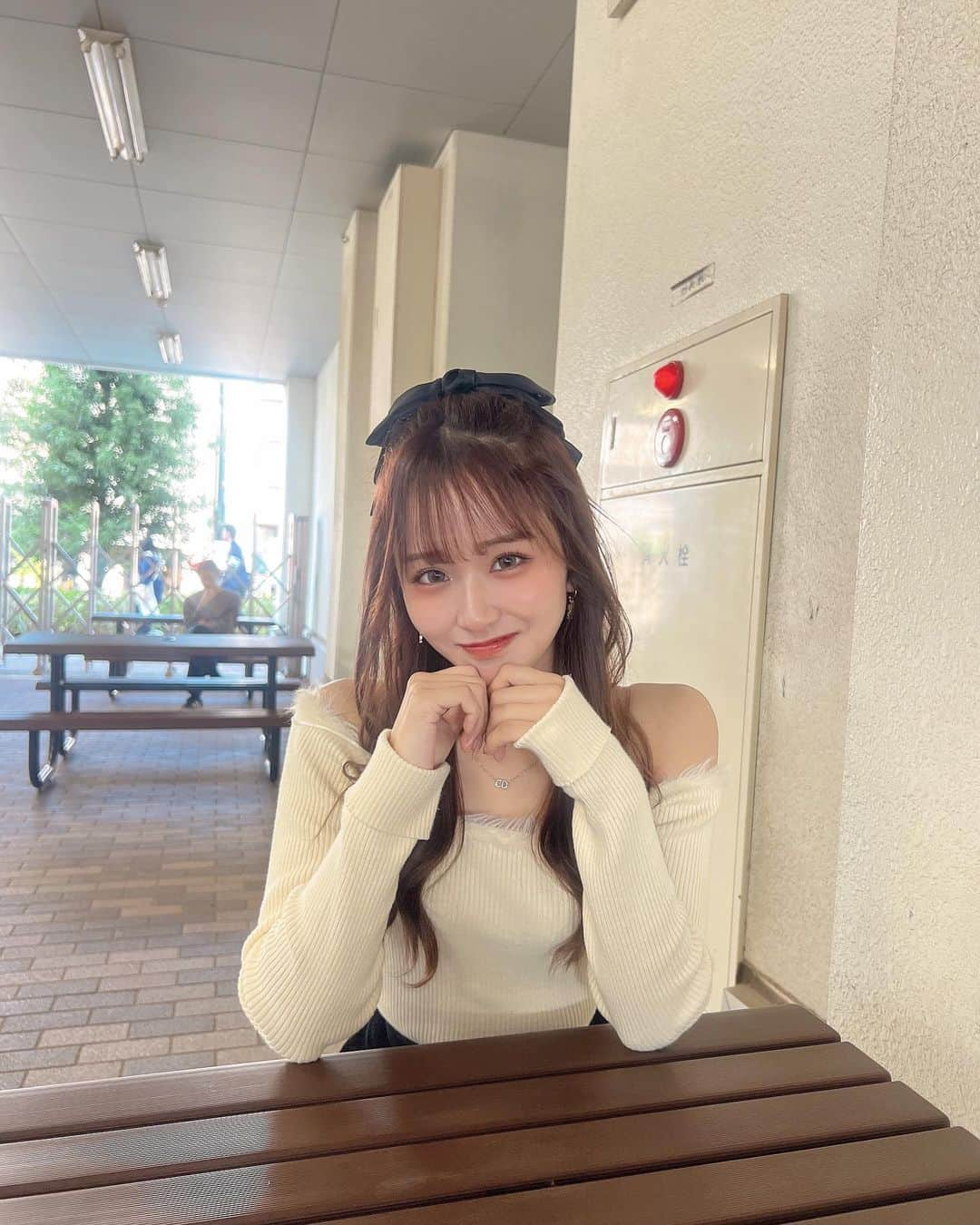 森脇梨々夏さんのインスタグラム写真 - (森脇梨々夏Instagram)「秋服だいすき〜🤍🤍 後2ヶ月で今年終わりだってー早すぎるね😖 . . . . . @ri__k07n さんにパリジェンヌとアイブロウしていただきました☺️💓 理想のまつ毛になれて嬉しい〜💞💞【 @mosteyes_shibuya 】 頂いた、coco Cil のまつ毛美容液も愛用してます！、 ありがとうございました🫰🫶 @theshop_beauty_official   美容院はずっと かっしーさん【@kurtkashi 】にお願いしてて今回はちょっとピンクぽくしてもらいました！かわいい！おきにいり！いつもありがとうございます🤭🤍  #PR#cococil #まつ毛美容液#まつ毛ケア #まつ育 #kurt」11月9日 19時06分 - ririka_0508