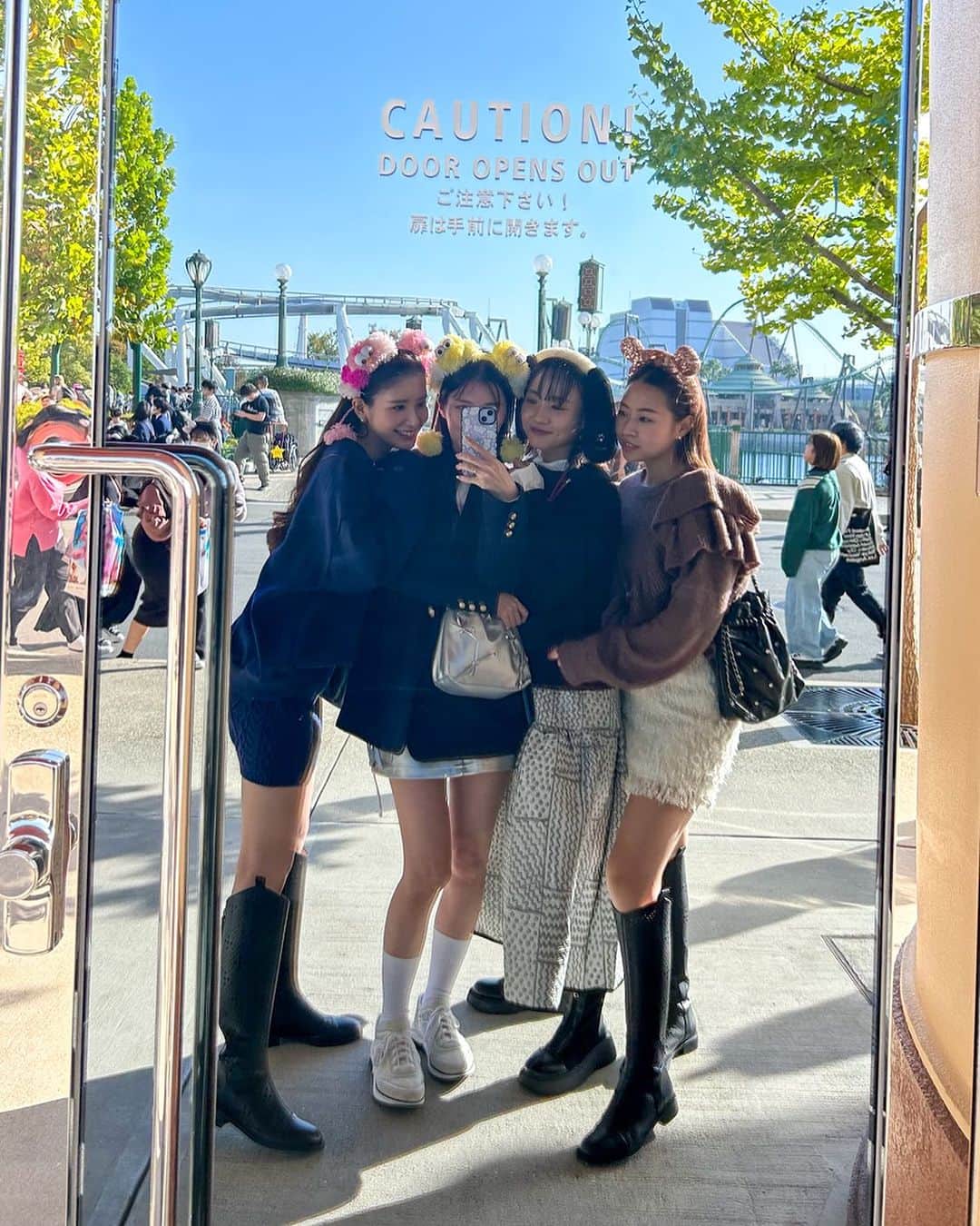 畔勝遥のインスタグラム：「・  みんなここで撮るよね📸❤️‍🔥  ユニバ日和の最高の天気やったなぁ🌎☀️🌈  #ユニバ #universalstudiosjapan #usj」