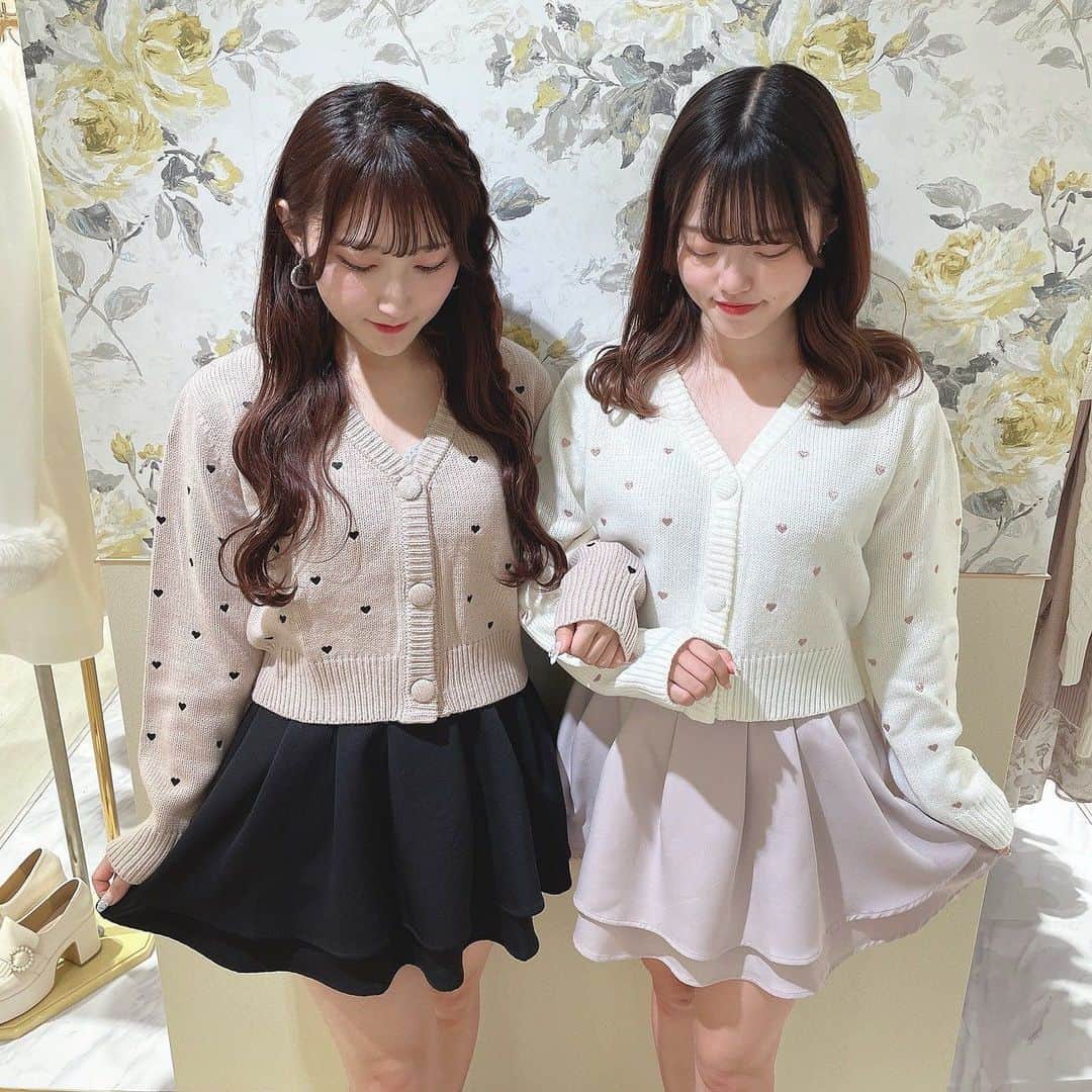 evelynのインスタグラム：「Limited Item💕 ㅤㅤㅤㅤㅤㅤㅤㅤㅤㅤㅤㅤㅤ ○ 11/9〜 横浜店限定販売！ ○ 近日通販にも入荷予定！ ㅤㅤㅤㅤㅤㅤㅤㅤㅤㅤㅤㅤㅤ #ハートカーディガン ¥7,900 【OW/PI/IGY/BK】 ㅤㅤㅤㅤㅤㅤㅤㅤㅤㅤㅤㅤㅤ #evelyn #エブリン」