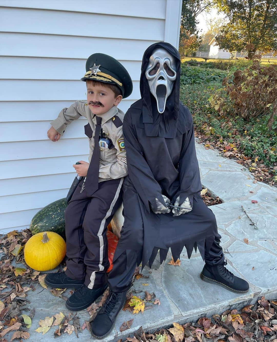 デヴィッド・アークエットのインスタグラム：「The Strike is over! Yay!!! Now I can show photos of my kids from #halloween #scream #ghostface #deputydewey」