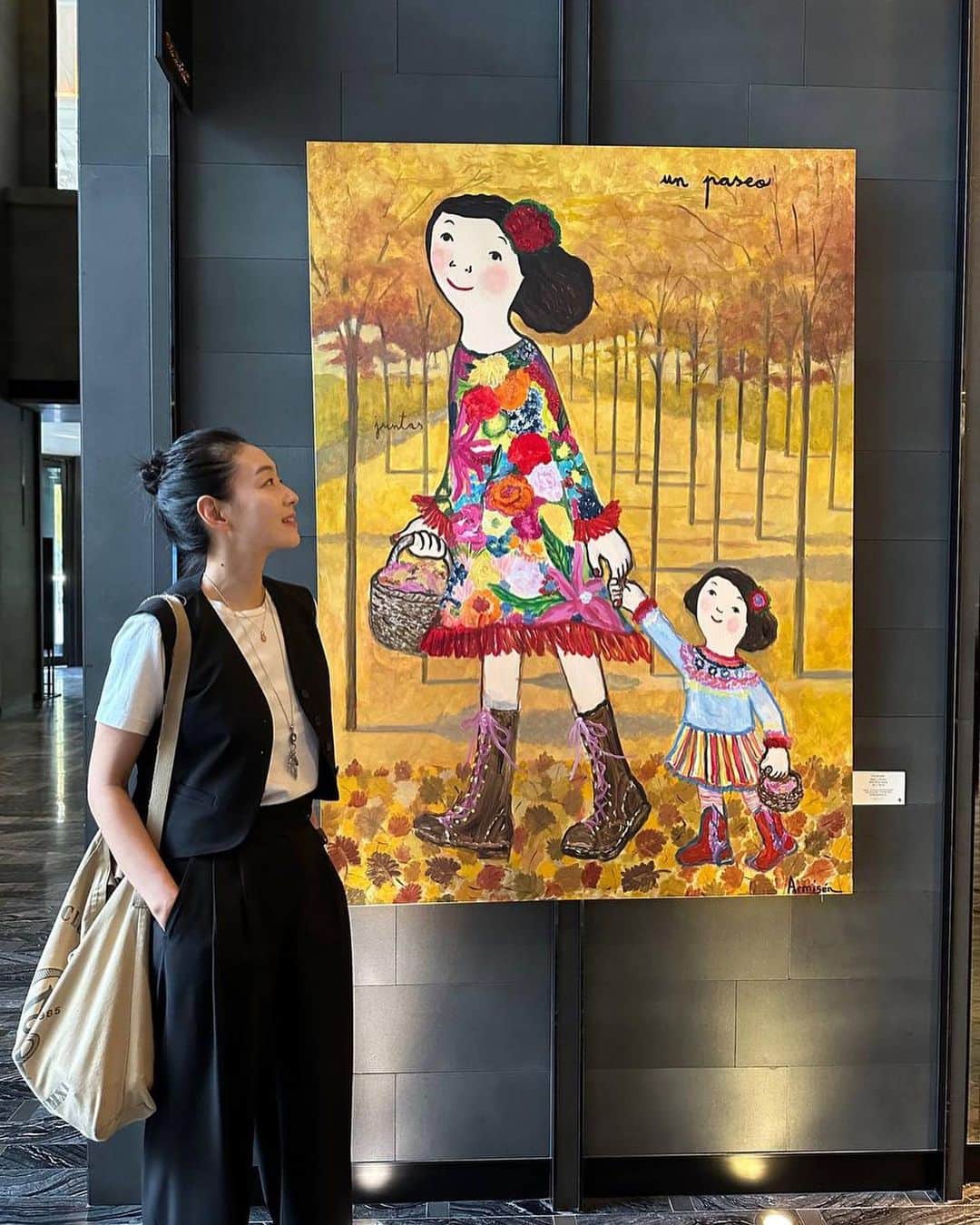 パク・チニのインスタグラム：「. 한국에서 4계절간 느꼈던 친절한 사랑을 담은 에바알머슨의 작품, 행복감이 전달되네요❤️ . .  #포시즌스호텔 #fsseoul#WorldeKindnessDay #FSartofkindness #드림인컬러#kidsforallseasons#세계친절의날」