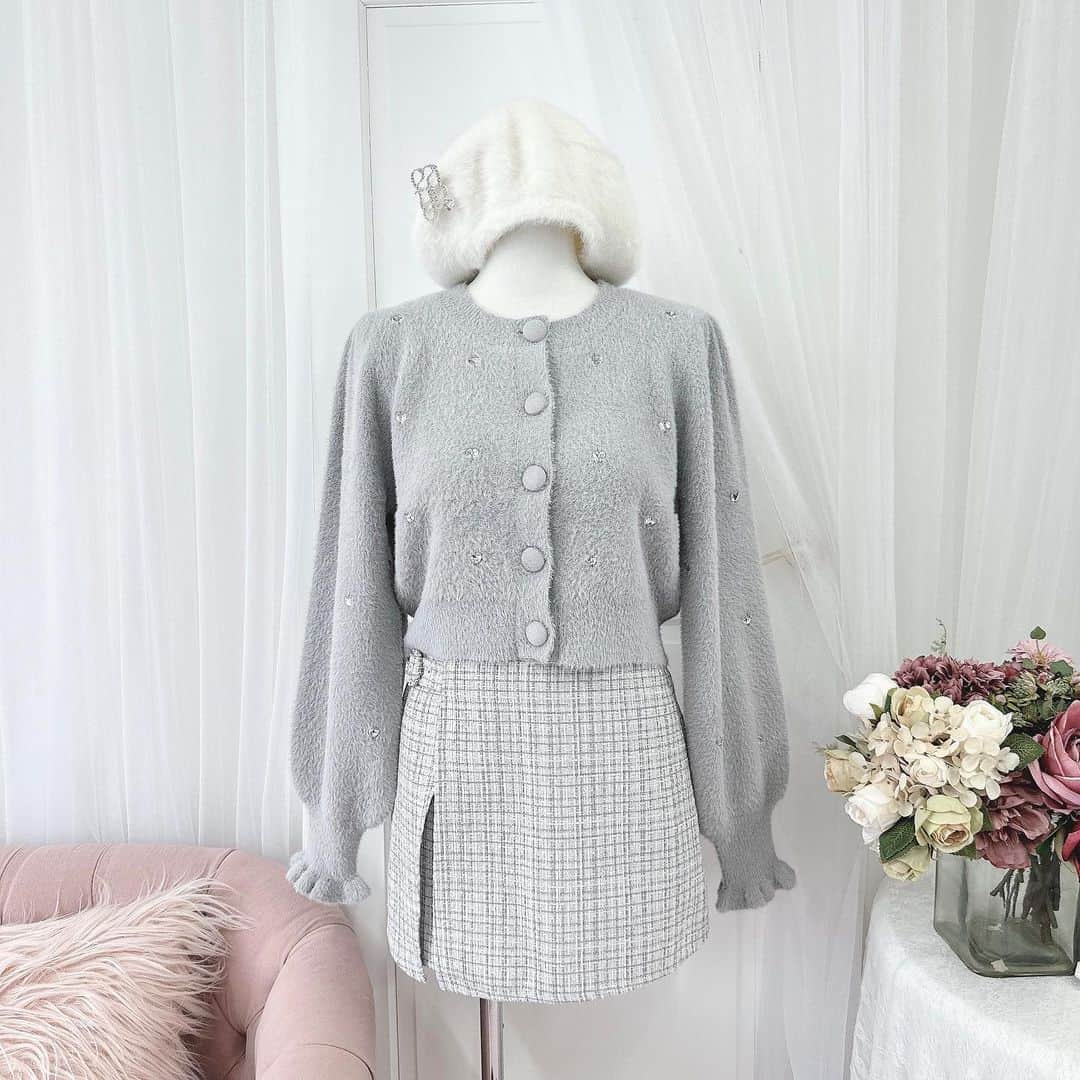 evelynのインスタグラム：「winter new item♡ ㅤㅤㅤㅤㅤㅤㅤㅤㅤㅤㅤㅤㅤ #ビジューハートカーデ ¥7,900 【OW/PI/IGY/BK】 ㅤㅤㅤㅤㅤㅤㅤㅤㅤㅤㅤㅤㅤ #evelyn #エブリン」