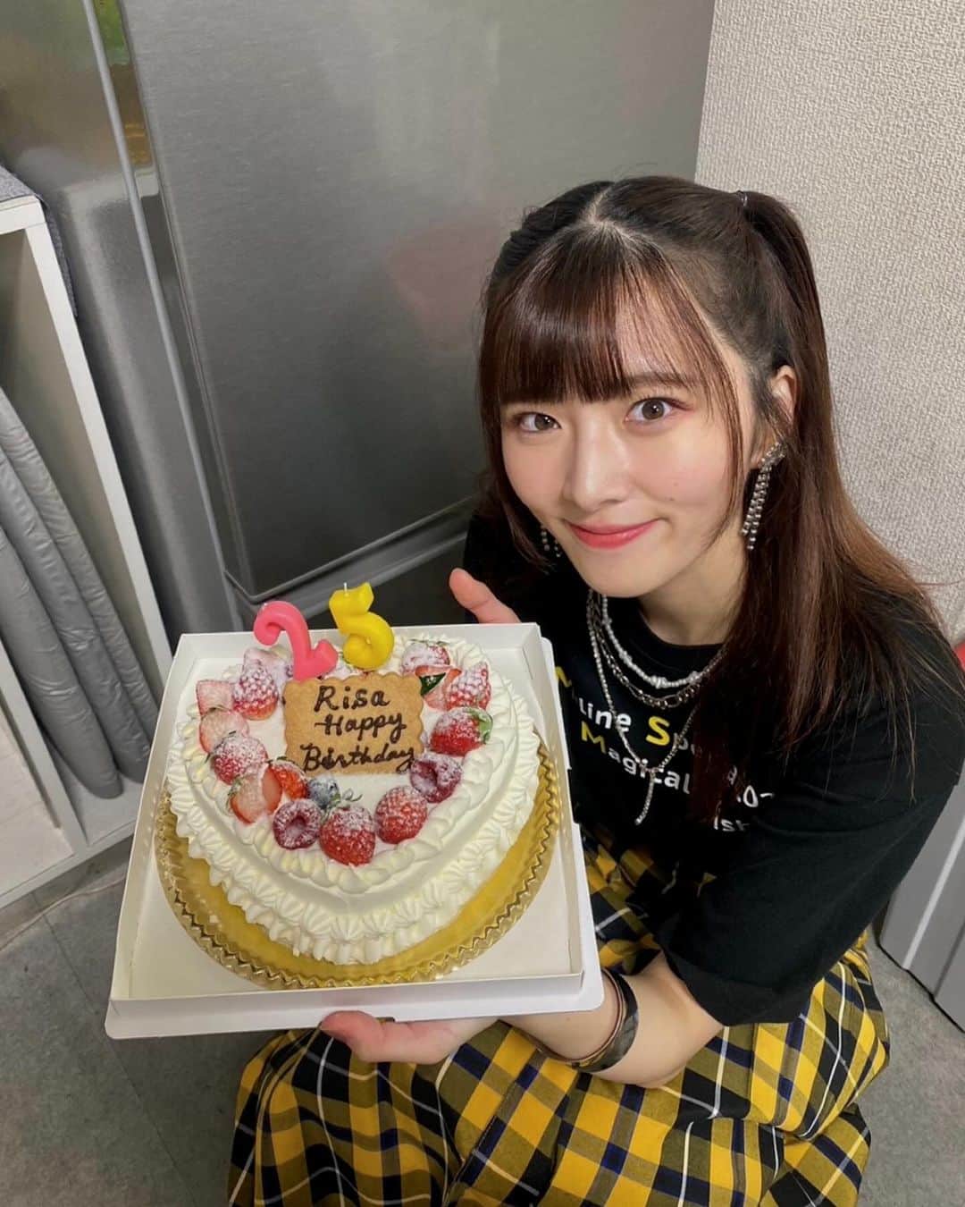 小片リサさんのインスタグラム写真 - (小片リサInstagram)「. 11月5日で25歳になりましたーー！  日々駆け抜けていけるようにがんばります💐  #小片リサ #誕生日 #25歳」11月9日 11時05分 - risa__ogata.official