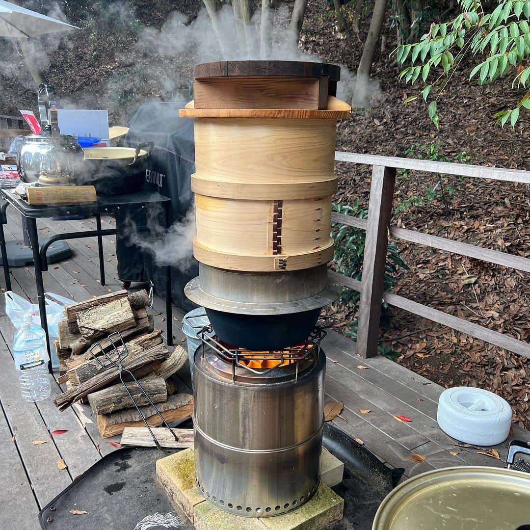 伊藤千晃のインスタグラム：「恒例になっていきそうな餅つき大会。 ⁡ 今回は、餅つく係、切る係、丸める係と、 前回よりも役割分担がきちんとできていたから、 スピーディーかつ、めちゃくちゃ美味しいお餅が出来上がりました✨😆 ⁡ 虫を捕まえたり秘密基地？を作るのに夢中だった息子は、お餅を食べるどころかずっと遊んでいました。 ⁡ 6歳にもなると母からも離れて子供達だけで遊ぶのが楽しいんだろうなぁ、と成長を感じる私なのでした☺️ ⁡ #餅つき #6歳  ⁡」