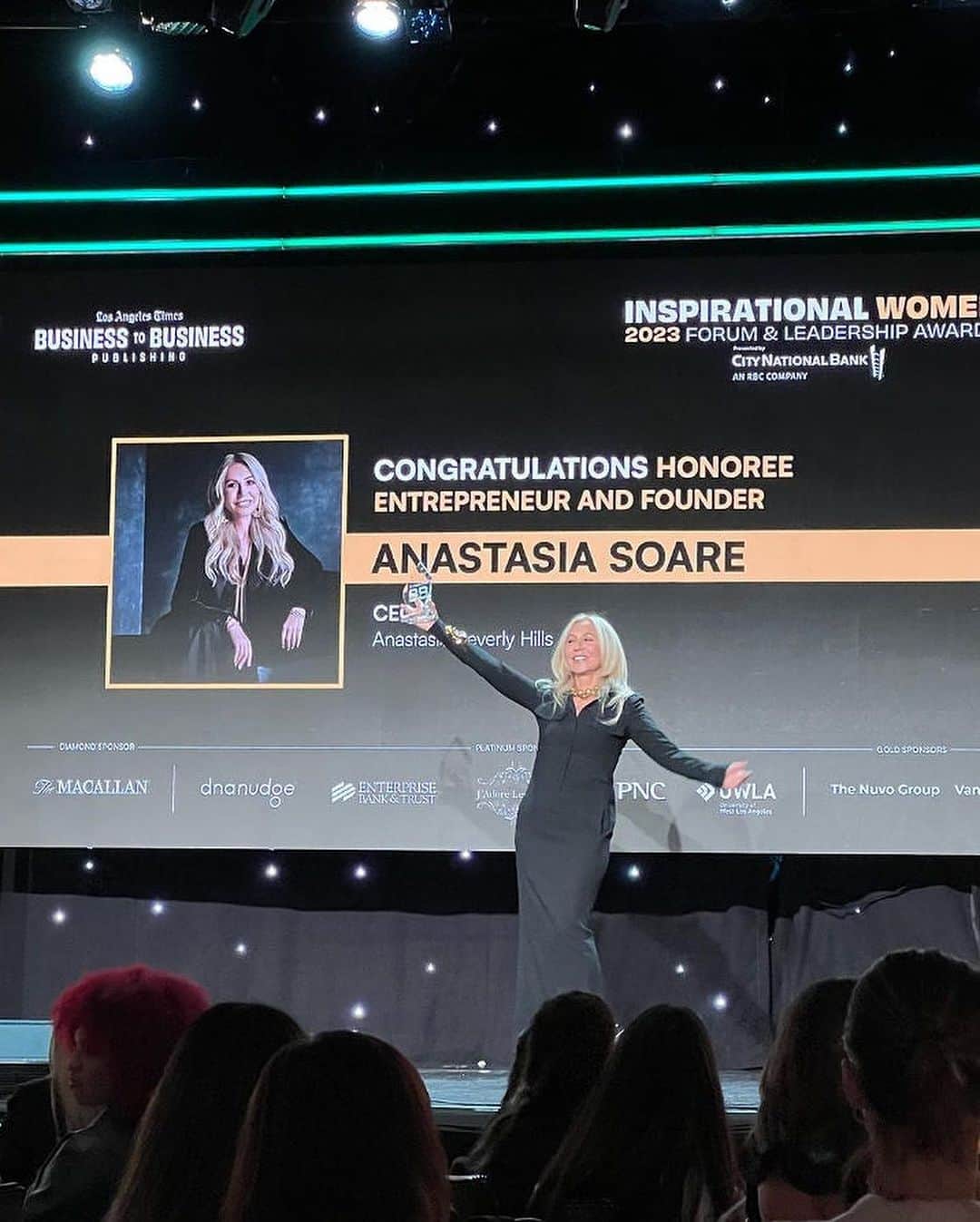 Anastasia Beverly Hillsさんのインスタグラム写真 - (Anastasia Beverly HillsInstagram)「"Thank you @latimes for my nomination. I couldn’t build Anastasia Beverly Hills without the help of my daughter @norvina — I share this award with you 🙏🏻❤️ A huge thanks to the incredible people who work with me and support me, my clients, and my friends who believe in me and gave me the power to make it happen. I'll keep telling my story and I hope it will inspire people to pursue their dream." — ABH CEO and Founder, @anastasiasoare 💖  #AnastasiaBeverlyHills」11月9日 10時15分 - anastasiabeverlyhills
