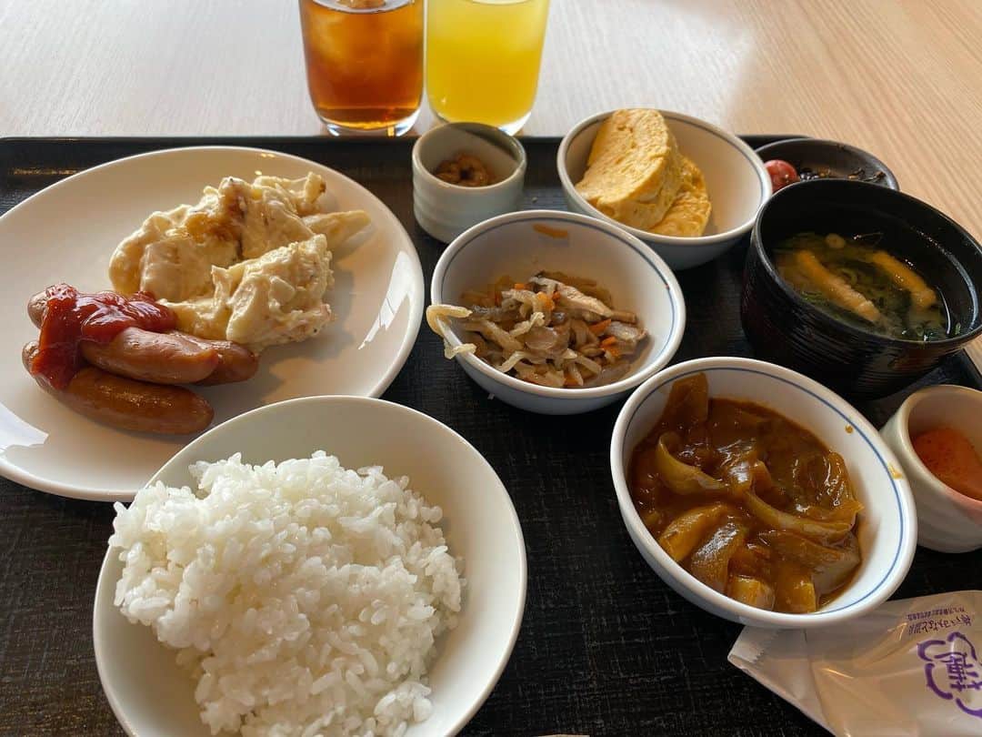 小沢仁志さんのインスタグラム写真 - (小沢仁志Instagram)「おはようさん❗️ ホテルの朝食食って東京帰ろう 昨日の関西ラジオの デブ猫とOZAWAブラザーズ❗️笑」11月9日 10時19分 - ozawa_hitoshi