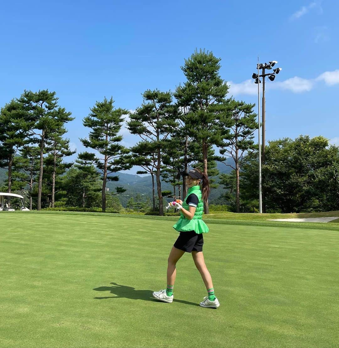 ユリ さんのインスタグラム写真 - (ユリ Instagram)「Taylormade x G / fore 신을때마다  축 ! 라베갱신 🏌🏻‍♀️⛳️ #광고 #테일러메이드한정판  @taylormadegolf_korea 공식 홈페이지에서 이 제품 외에도 다양한 한정판 제품을 만나보세요! #지포어 #테일러메이드신발 #골프화 #골프 #taylormade」11月9日 10時22分 - yulyulk