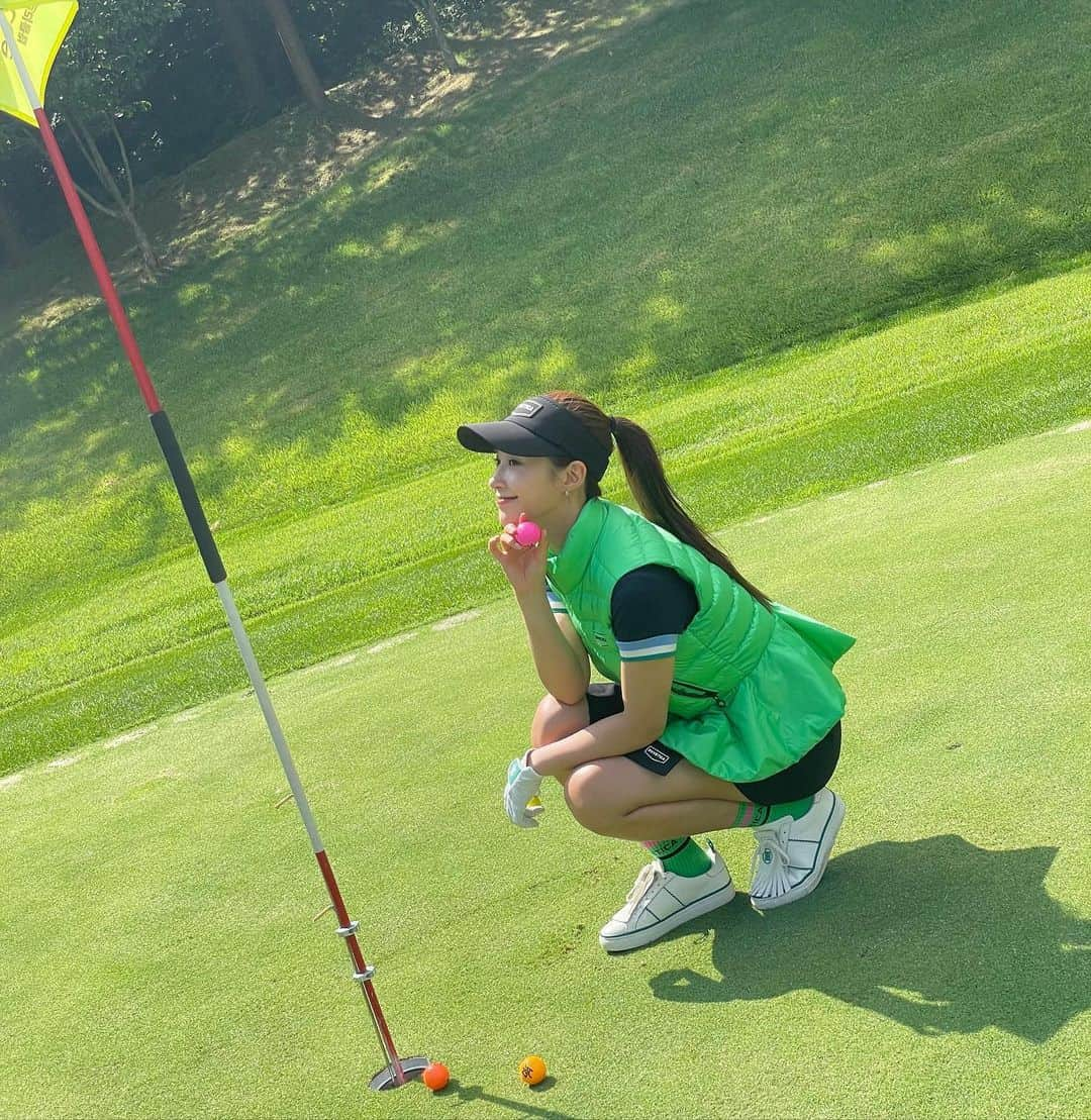 ユリ さんのインスタグラム写真 - (ユリ Instagram)「Taylormade x G / fore 신을때마다  축 ! 라베갱신 🏌🏻‍♀️⛳️ #광고 #테일러메이드한정판  @taylormadegolf_korea 공식 홈페이지에서 이 제품 외에도 다양한 한정판 제품을 만나보세요! #지포어 #테일러메이드신발 #골프화 #골프 #taylormade」11月9日 10時22分 - yulyulk