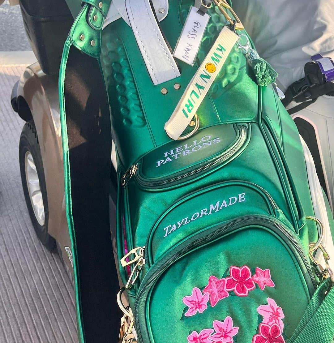 ユリ さんのインスタグラム写真 - (ユリ Instagram)「Taylormade x G / fore 신을때마다  축 ! 라베갱신 🏌🏻‍♀️⛳️ #광고 #테일러메이드한정판  @taylormadegolf_korea 공식 홈페이지에서 이 제품 외에도 다양한 한정판 제품을 만나보세요! #지포어 #테일러메이드신발 #골프화 #골프 #taylormade」11月9日 10時22分 - yulyulk