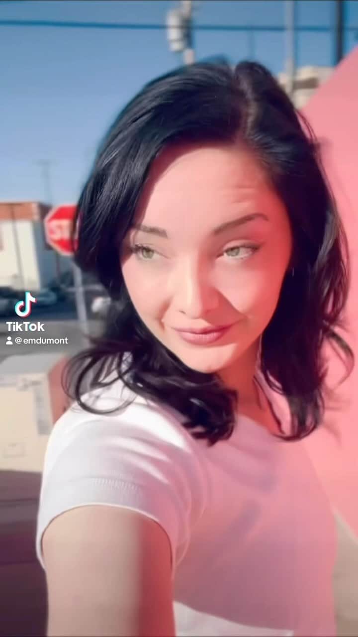 エマ・デュモンのインスタグラム：「🎀🍭🌸」