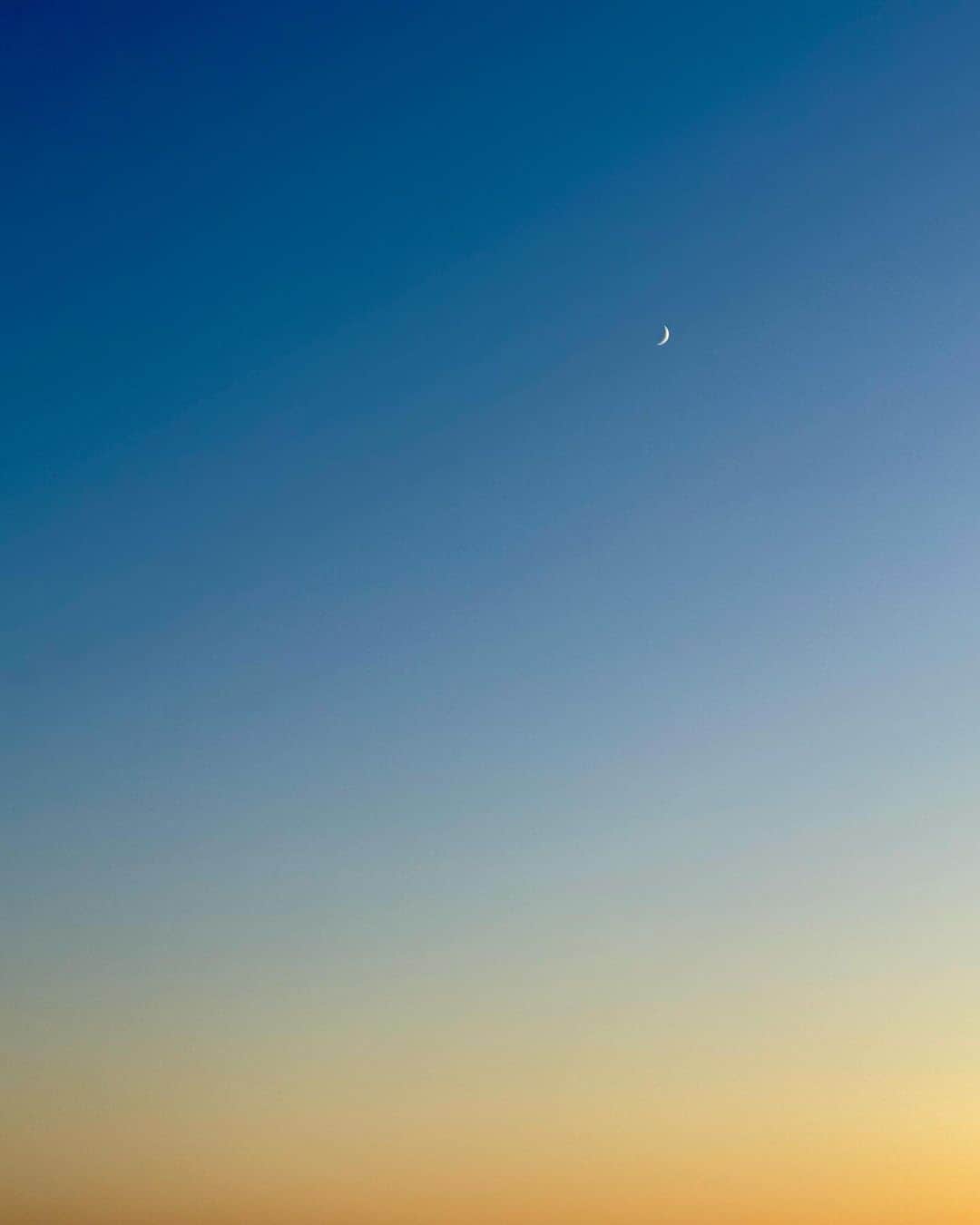 絢香さんのインスタグラム写真 - (絢香Instagram)「今日の朝焼けと月🌙  みんな元気？ 新しい曲できてきたよ✌🏻」11月9日 10時24分 - ayaka_official_jp