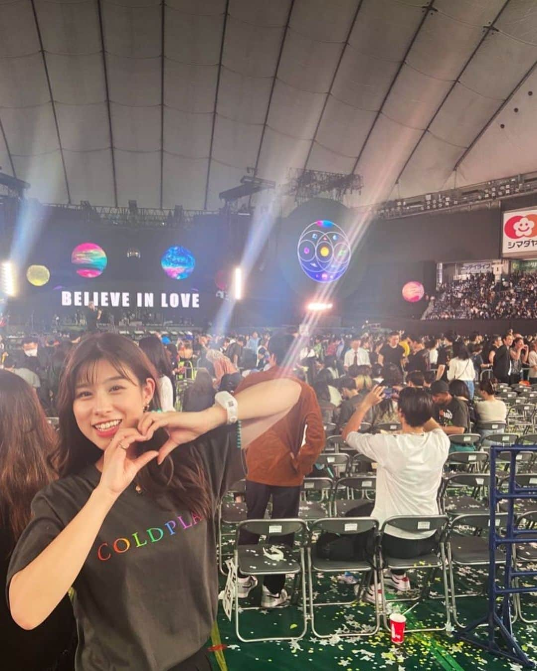 高樹リサのインスタグラム：「🪐. 念願のColdplayのライブへ✨✨ どの瞬間を切り取っても美しいフィーリングと言葉、音楽で埋め尽くされていた東京ドーム。 最新アルバム曲から懐かしいあの曲まで凝縮されたセットリストには 会場にいるファンからのリクエストに応えての生演奏も組み込まれていきこの日だけの特別なものに。 楽曲の躍動感を表すようにはずむカラフルな惑星バルーン、無限に舞う豊かな紙吹雪、会場にいるお客さん全員が身につけたLEDライトが放つ無数の光。 煌めくような時間はあっという間で もうすでにずっと恋しいけど、またこの日が来るのを楽しみに待っていよう。 #coldplaytokyo  #love」