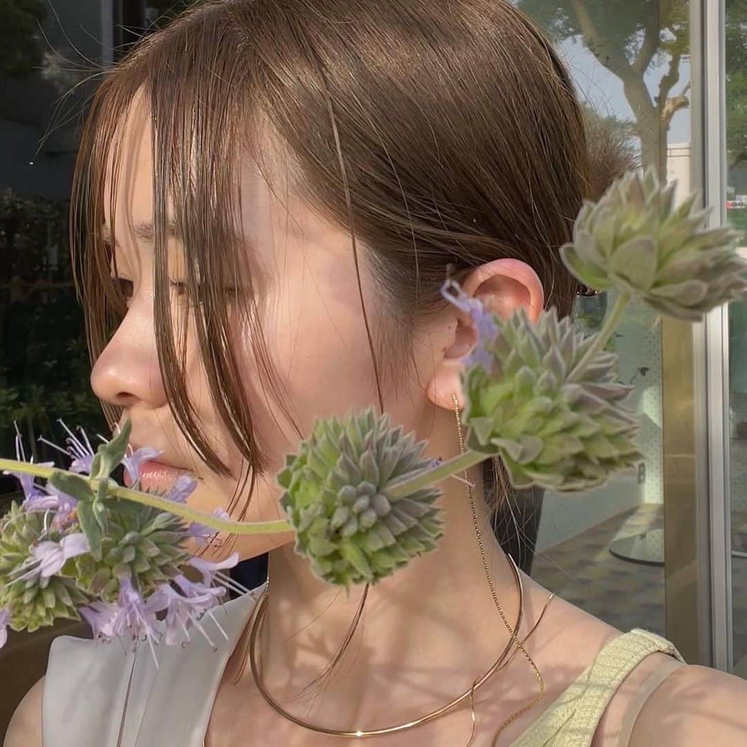 YochiMiku のインスタグラム：「bleachなしの透明感Olive beige♡  ダブルカラーで赤みのない柔らかいcolorに🍐  あんにゅいな透明感🫙  ご予約はdm またはお電話からお気軽にお問い合わせください🤲🏻✉️  one color ¥10,700~ wcolor ¥ 19,300~  SHIMA daikanyama  tel  03-3461-8851」