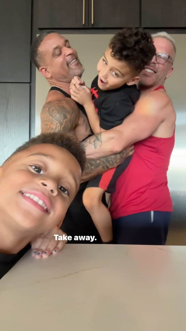 ショウン・トンプソンのインスタグラム：「The Silas and Sander sandwich is one of our favorite ways to hug our boys🥰  #family #love #happy #homesweethome」