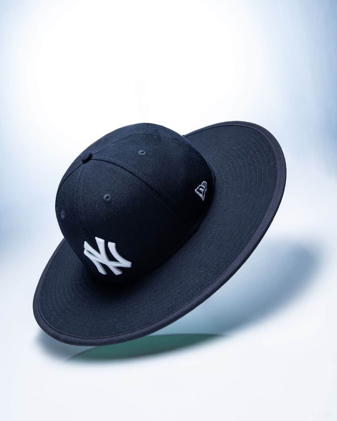 New Era Japan オフィシャル Instagram アカウントのインスタグラム：「【Fitted Long Brim Hat】⁠ ⁠ ニューエラを代表するシルエット59FIFTY®のクラウンをベースとしたロングブリムハット。バイザーの長さが9cm、8.5ozのウール生地を採用しています。 ⁠ ⁠ #NewEra⁠ #ニューエラ」