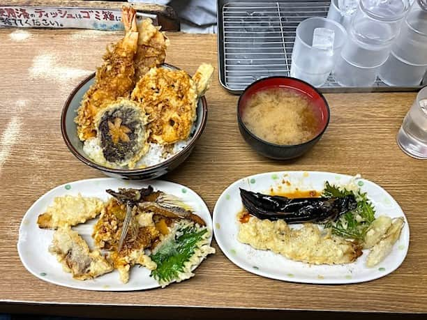 小野瀬雅生さんのインスタグラム写真 - (小野瀬雅生Instagram)「横浜橋の豊野丼で海老と野菜の天丼とアネックスワンツースリーウマウマ王☆本館の天丼は特大海老とシイタケレンコンカボチャ☆アネックスワンは太刀魚を山椒塩で☆アネックスツーは鯛を塩とワサビ醤油で☆アネックススリーはパプリカとショウガ（ピクルスかも）☆ノーガードノーオーダー☆サイコーでサイキョー☆東の横綱☆2023年11月12日〜30日は休業となります☆マスターどうぞごゆっくり☆また伺うのを楽しみにしております♫ #豊野丼 #横浜橋 #天丼 #アネックス #太刀魚 #鯛 #特大海老 #シイタケ #小野瀬雅生 #onosemasao #ウマウマ王 #ウマウマウー #東の横綱 #サイコーでサイキョー #スキスキスー #アイシテマス #しばらく休業 #どうぞごゆっくり #横浜美味礼讃」11月9日 10時30分 - onosemasao