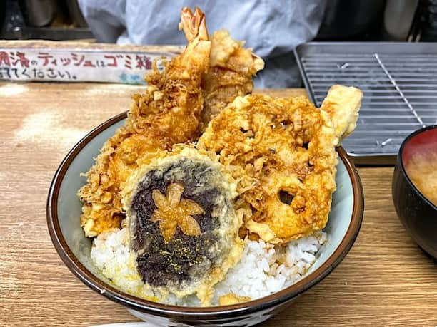 小野瀬雅生さんのインスタグラム写真 - (小野瀬雅生Instagram)「横浜橋の豊野丼で海老と野菜の天丼とアネックスワンツースリーウマウマ王☆本館の天丼は特大海老とシイタケレンコンカボチャ☆アネックスワンは太刀魚を山椒塩で☆アネックスツーは鯛を塩とワサビ醤油で☆アネックススリーはパプリカとショウガ（ピクルスかも）☆ノーガードノーオーダー☆サイコーでサイキョー☆東の横綱☆2023年11月12日〜30日は休業となります☆マスターどうぞごゆっくり☆また伺うのを楽しみにしております♫ #豊野丼 #横浜橋 #天丼 #アネックス #太刀魚 #鯛 #特大海老 #シイタケ #小野瀬雅生 #onosemasao #ウマウマ王 #ウマウマウー #東の横綱 #サイコーでサイキョー #スキスキスー #アイシテマス #しばらく休業 #どうぞごゆっくり #横浜美味礼讃」11月9日 10時30分 - onosemasao