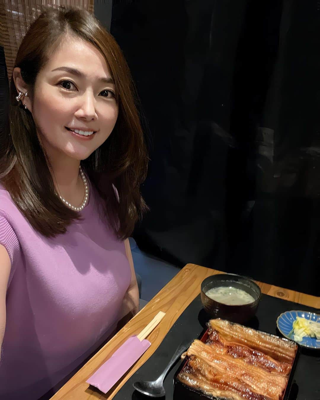 吉永愛のインスタグラム：「鰻屋さんを探してだんだけど 美味しいとこ見つけた😋 水、土曜日のお昼しかオープンしていない『時金』さん。 タレのお味も好みです✨美味しかった〜❤️ スープがついていて、ひつまぶしにも出来ます✨ また来ますぅ〜 #鰻 #時金  #ランチ #辻堂 #辻堂グルメ #美味しい #限定」