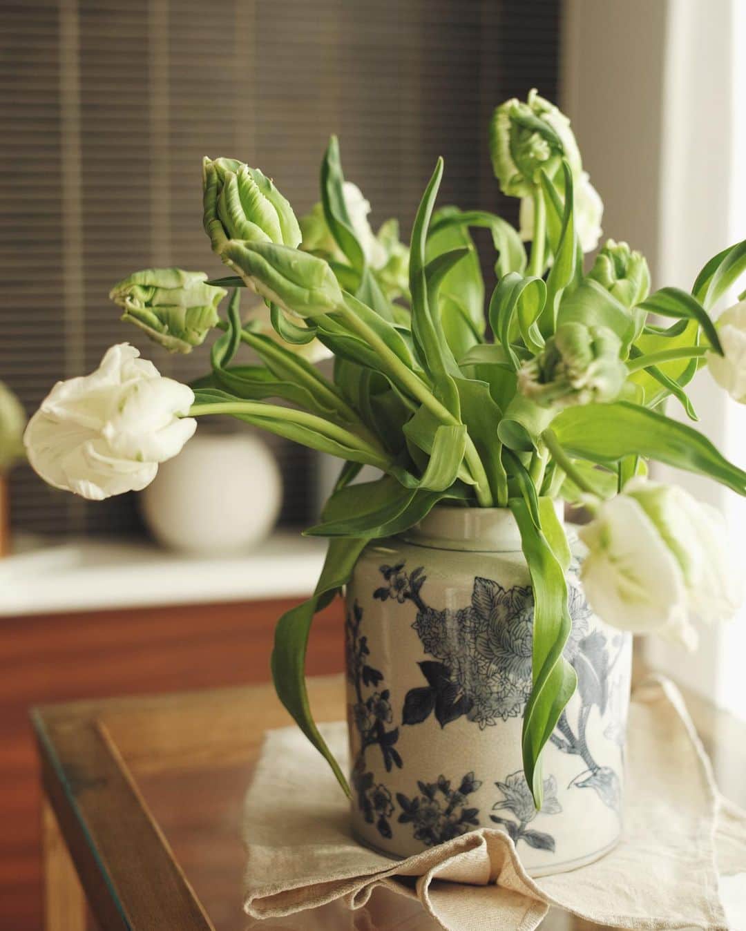 金セアルのインスタグラム：「🌷 ＿＿＿＿＿＿＿＿＿＿ ・ 原種のチューリップとシノワな花器。 なんて美しい組み合わせなん🤤✨  ありがとうございます😭✨  @riring_design @kenta.konishi @the_neighbors_kobe   つぼみが朝閉じてまた時間が経つと開くんだよって ちゃんと楽しみ方も教えてくれるから 前はお家にいる間中ずっとテレビ(Netflix)ばかりと向き合っていたけど、今は窓辺に置いたこの子の変化ばかり追いかけております。幸せ🌷 ・ ・ ・ #the_neighbors_kobe 12月にこのシノワ花器など購入できる機会があるそうなので絶対絶対走って見にゆきます🏃‍♂️💨 ・ ・ #leicaM #summilux」