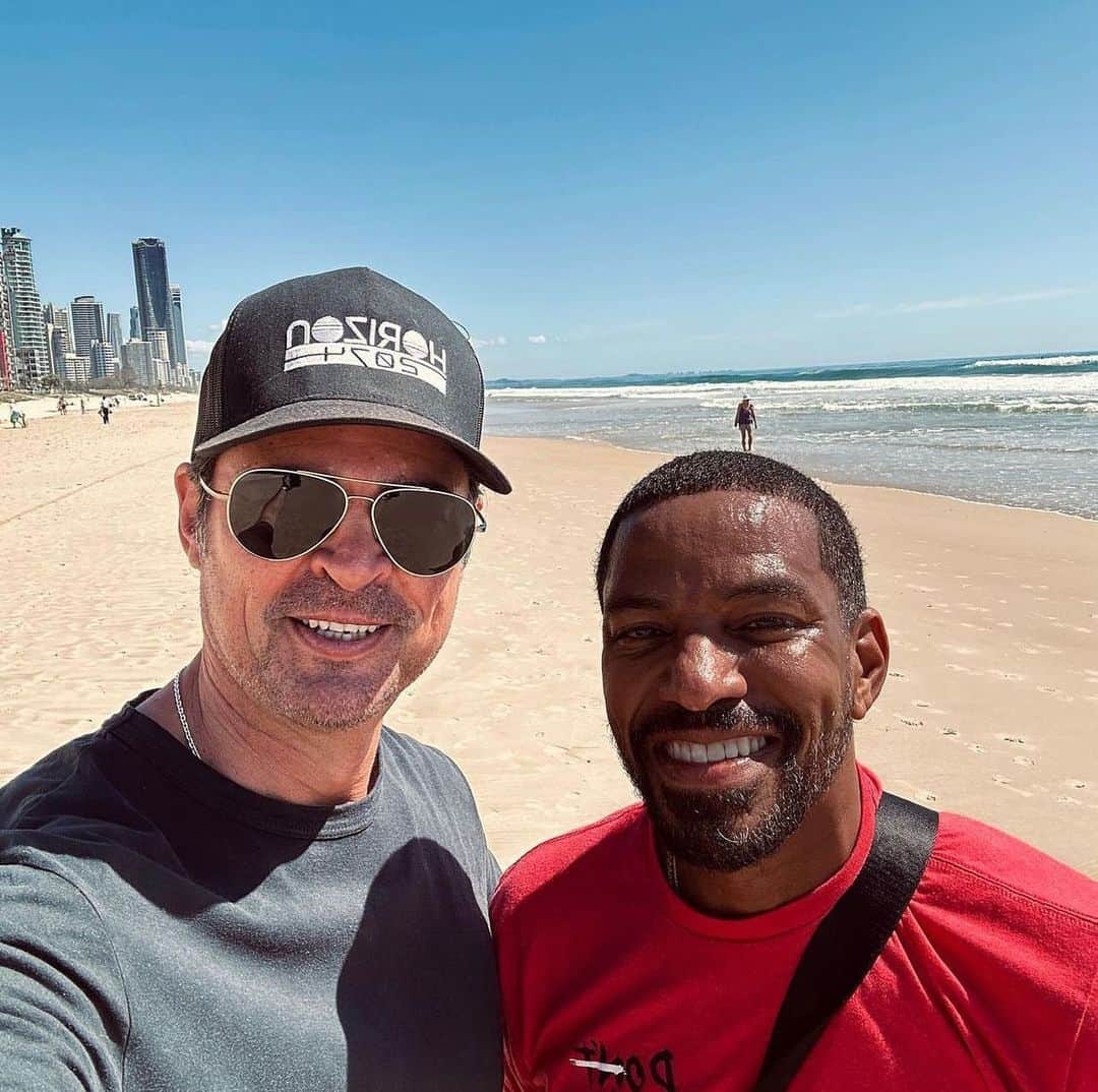 ラズ・アロンソのインスタグラム：「Half way around the world and look who I accidentally run into? @karlurban, whoever made up the saying, “it’s a small world”, wasn’t lying! Time to celebrate the strike is over! @sagaftra」