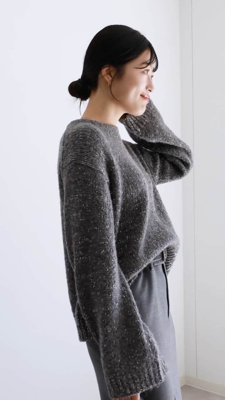 のインスタグラム：「今リアルに着たいITEM！「ラメ ワイドスリーブ ショート ニット」  ワイドシルエットの袖と短めの丈が好バランスなプルオーバーニット。毛足のある糸とラメ糸をざっくりと編み立てた、カジュアルながら華のある一着。袖口にかけて緩やかに広がったスリーブデザインがこなれ感を演出します。短めの丈と控えめなボートネック、主張しすぎないラメに柔らかなミックス調の色合いもポイント。重たくなりがちな冬のコーディネートのスパイスとして重宝します。  〈UNITED ARROWS〉 ラメ ワイドスリーブ ショート ニット¥20,900  着用model  PR 林 @_mxxam   #UnitedArrows #UnitedArrowsWomen #ユナイテッドアローズ #ラメニット #ニット」