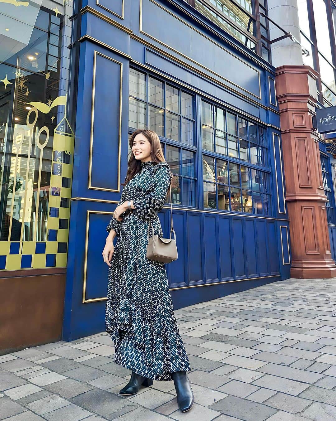 石井里奈さんのインスタグラム写真 - (石井里奈Instagram)「お出かけコーデ💓‪ 大好きな @tarajarmon_jp の秋冬の新作をきました✌️ . フロントが丈が短くなってるので足が綺麗見えるデザイン。このスカートの広がりが最高に可愛いでしょ❤️ 11日12時からTARAのアカウントからインスタライブするのでぜひチェックしてね✌️❤️ . 最近出会ったお気に入りのスキンケアの @everyskin_official ✨このスキンケアだけでもちろんOKだけど普段のスキンケアと合わせても⭕️❤️ 特にスキンジェルはポンプ式で使いやすくてさっと保湿できるから私の中で重宝してます！あと美容液もめちゃ良い！全部がいいからどれも使うの楽しみなの！ . ファンデは @dr.althea_japan_official の新作。UVもSPF50で安心！しっかりカバー力もあるし艶もあるよ！ . あとは月一の @lello_salon でのクリスティーナのフェイシャルエステで私の肌は保たれてます✌️ . dress... @tarajarmon_jp  boots... @vince  bag... @hermes  belt... @dior  . #tarajarmon #タラジャーモン #hermes #ミニリンディ #おすすめスキンケア #お出かけコーデ #blackdress #お呼ばれコーデ #パリジェンヌ #パリコーデ #parisstyle #parisienne」11月9日 12時10分 - ri7tin1025