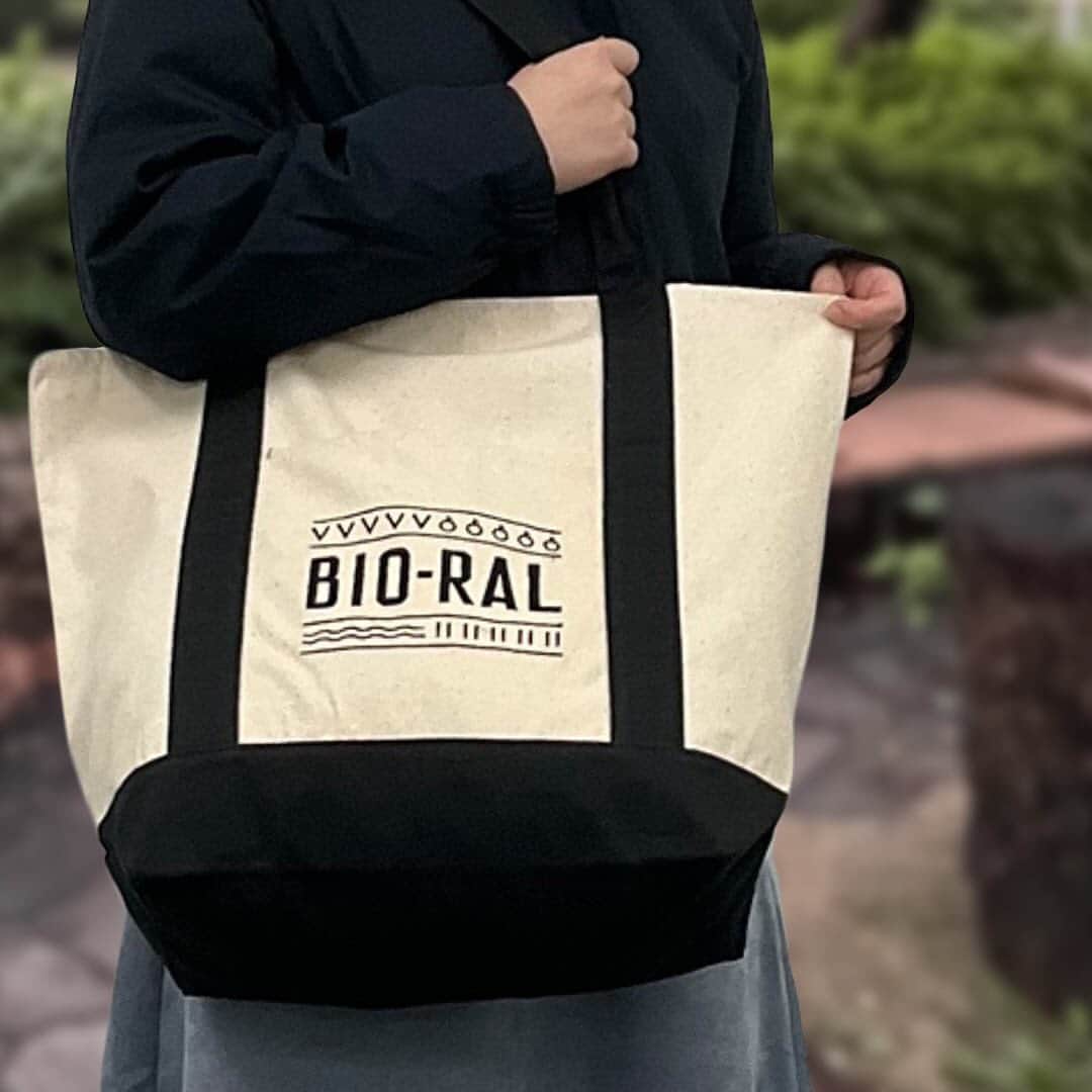 BIO-RAL靭店さんのインスタグラム写真 - (BIO-RAL靭店Instagram)「. お買い物にぴったりな使いやすいデザイン♪  BIO-RALのトートバッグ・エコバッグが可愛い♡ パンツにもスカートにも合わせやすくて お買い物の気分が上がりそう～♪  ---------------------- ＼おすすめ品／ ◉キャンバストートバッグ（ブラック×アイボリー/アイボリー） 1点／本体価格1580円 ◎環境に配慮したリサイクル素材を使用 ◎3つの便利なポケット（内側2外側1）付き ◎破れにくく丈夫で長持ち  紡績や裁断の過程で余った綿素材を廃棄せず 再利用することで環境への負荷を軽減した リサイクルコットンを約65％（新綿を35％）使用しています🌱  ◉ポータブルエコバッグ 1点／本体価格498円 ◎小さく折りたたんでコンパクトに収納 ◎カバンやポケットに入れておくだけで ちょっとしたお買い物に便利 ◎肩掛けできて持ち運びラクラク  こちらのエコバッグは500ｍｌペットボトルが10本入ります！ 急に荷物が増えちゃった…なんて時にも 使いやすいサイズです☺  ぜひお買い求めください💖  ※価格は定番価格となりますので 店頭表示価格と異なる場合がございます。 ※数に限りがございます。売り切れの際はご容赦ください。 ※画像はすべてイメージです。  ----------------------------  皆さまの気になる商品は何ですか？ ビオラルで「買ってみました！」「試してみました！」など @bioral_west のタグをつけて教えてくださいね🍀  #キャンバストート #キャンバスバッグ #カジュアルバッグ #シンプルトート #買い物バッグ #色違い #リサイクルコットン #やさしい暮らし #スニーカーコーデ #ootd #今日のコーデ #コーデ記録 #カジュアルコーデ #ポータブル #エコバッグ #北欧柄 #大人かわいい #プライベートブランド #bioral #ビオラル #ビオラル靭店 #ビオラルエキマルシェ大阪店 #ライフ #スーパーライフ #ライフコーポレーション #ビオラル生活 #biorallife #エキマルシェ大阪 #エキマルシェ」11月20日 17時00分 - bioral_west