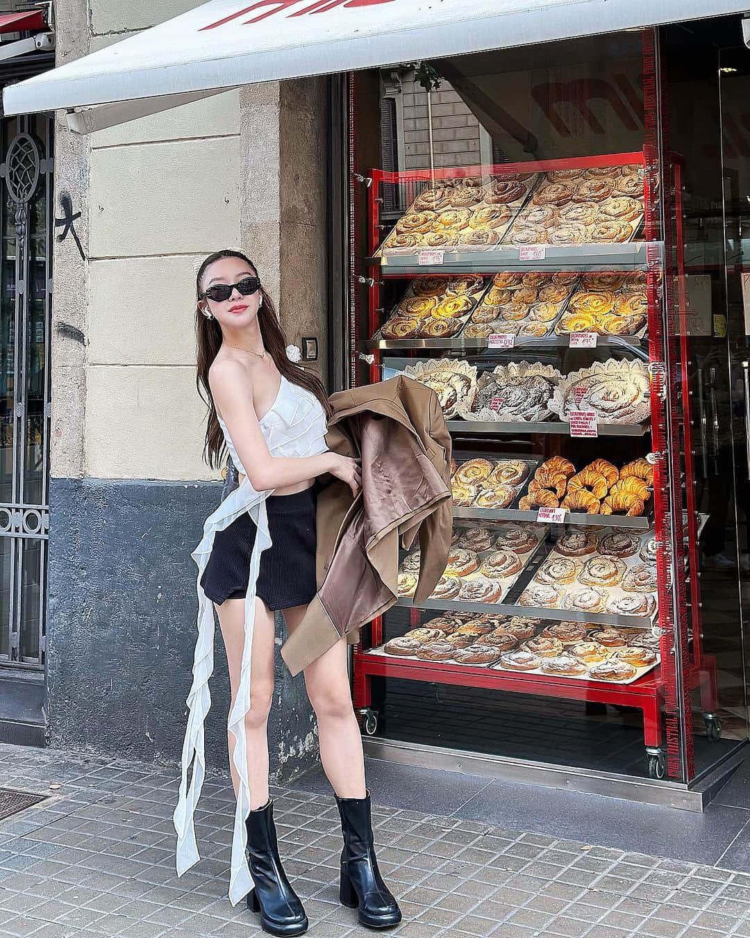 マーイ＝ナパサシ スラワンさんのインスタグラム写真 - (マーイ＝ナパサシ スラワンInstagram)「Good morning! ตื่นมาก็หิวเลยคับ☀️👧🏻🥐🥨🥖🥤 . 🤍 @missmodern_official  #mindnapasasionvacay #mmmjourney」11月9日 10時58分 - mind_napasasi
