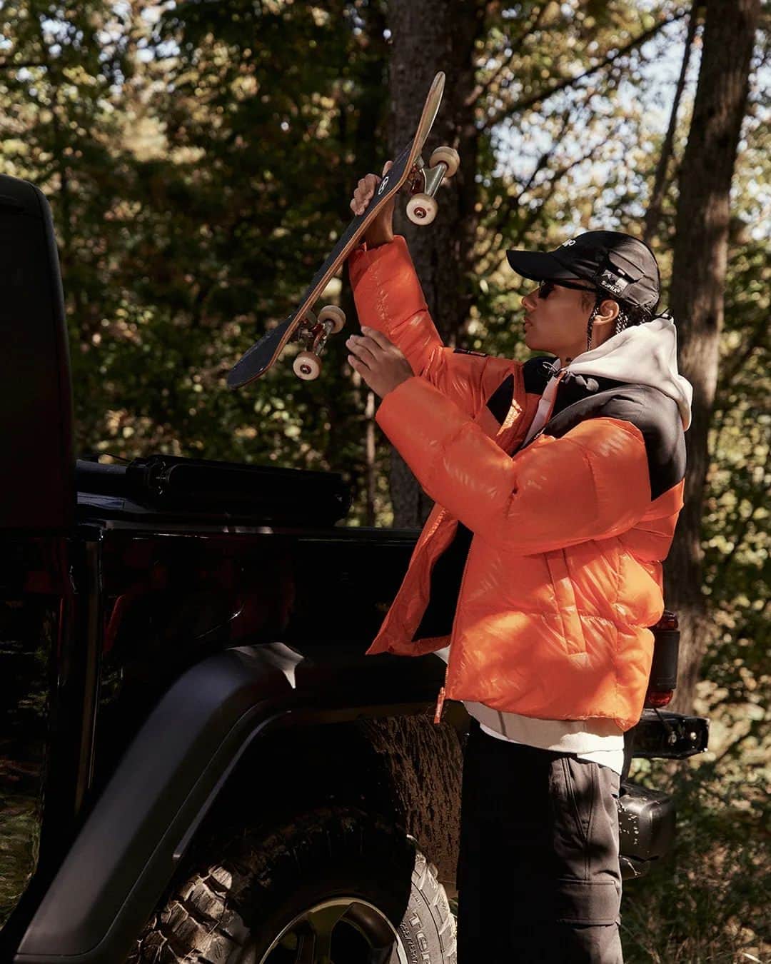 スープラのインスタグラム：「It's the season for outdoor activities. Experience a warm outdoor lifestyle even when it's cold at the campsite. Discover the collection of light down jackets with relaxed silhouettes via the link in bio.」