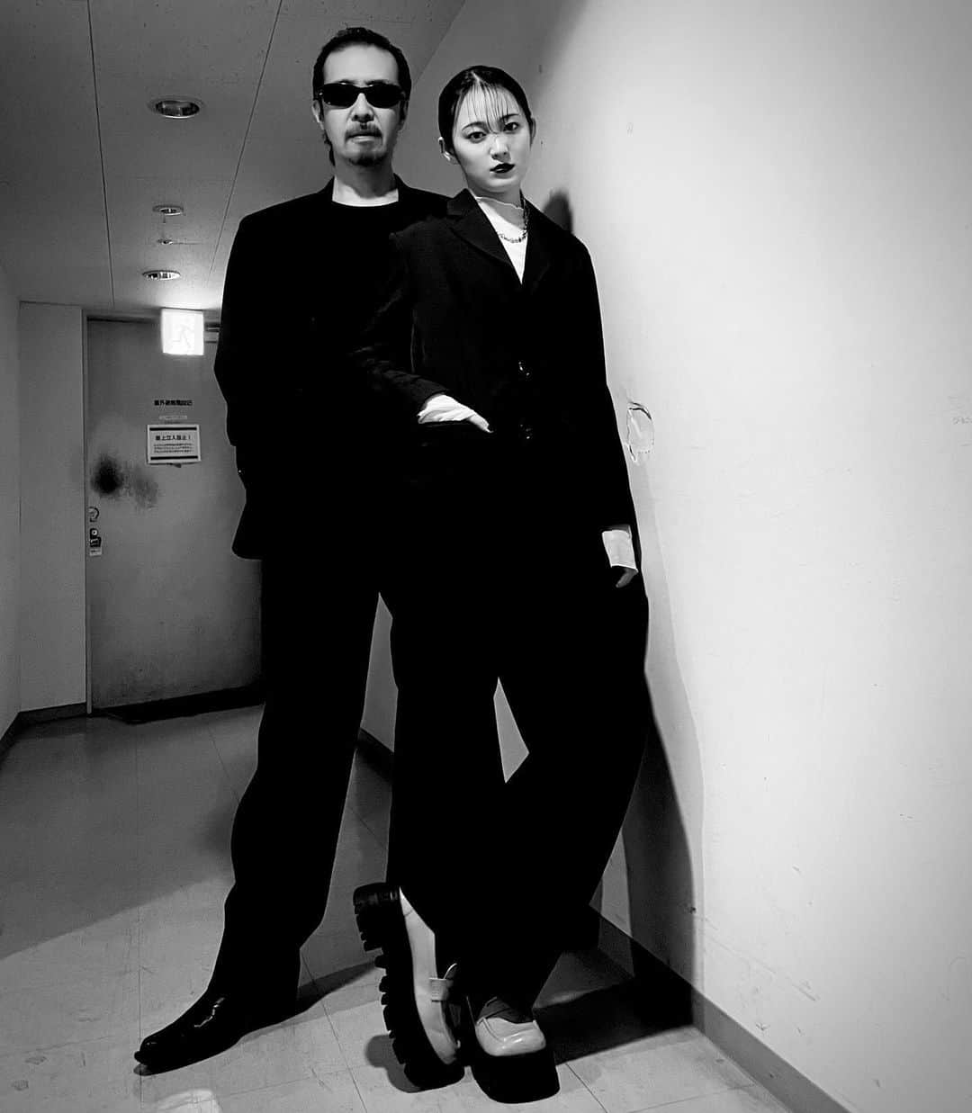 吉本実憂のインスタグラム：「大塚監督と #映画 づくりし出して もうかれこれ9年らしい🕶️ 初めては #罪の余白 🤫  監督はいつ会っても 映画づくりへの熱量が 衰えることもせず、 信念もブレない。  見た目も変わらない。笑 いつもサングラスに黒い服に オールバック！！  色々とおもしろがってくれる方だから お友達のような同志のような感じで お話してる。  #ダウンタウンユートピア  池袋HUMAXシネマズでは 最終日です🎞️ 20:00〜ぜひお見逃しなく💨」
