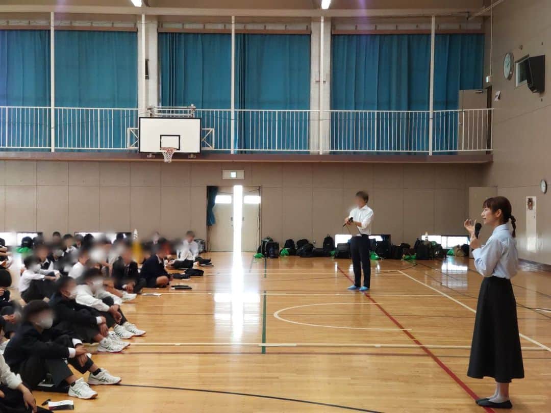 前田有紀のインスタグラム：「先日湘南産業振興財団 @shonan_conso_official さんにお声がけいただき、神奈川県立藤沢清流高校で、一年生に向けた講演をさせていただきました。  テーマは「人生の舵を自分で切ろう！」で、アナウンサーから花屋になったというちょっと変わった経歴を持つことで、生徒さんの今後の進路の選択肢を広げるきっかけ作りができたらと思っています。  今回で、藤沢エリアの高校生と交流するのが三回目になりますが、これまでコロナ禍で制限のある形だったので今回はじめて生徒さんの前でお話できて、グループワークにも参加できて嬉しかったです！ 自分が高校生の時は、誰かの話を長く聞くのがちょっと苦手な方だったなと思って、なるべく聞いてもらえるように、1人1人と会話するつもりで臨みましたが、8クラス、270名！！ 高校生のみなさんは、目がキラキラしていていて、友達と笑い合う姿も微笑ましくて、私も青春パワーに元気もらいました。」