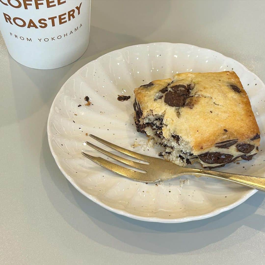 あみさんのインスタグラム写真 - (あみInstagram)「︴𝑢𝑛𝑖 𝑐𝑜𝑓𝑓𝑒𝑒 𝑟𝑜𝑎𝑠𝑡𝑒𝑟𝑦 , 𝑦𝑜𝑘𝑜ℎ𝑎𝑚𝑎 𝑐𝑎𝑓𝑒  order menu ☑︎Americano ☑︎Choco chunk scone  横浜にある可愛いカフェ☕️🫶🏻 ドリンクカップがとにかくKawaii ~🤍⸝⸝  店員さんもすごい親切な感じで居心地良かったなあ💭 ホットサンドとかしょっぱい系も沢山あって カフェにもランチにも良さそうなカフェ🍨’- . . . #unicoffeeroastery #横浜カフェ#神奈川カフェ」11月9日 10時55分 - ami___nmo