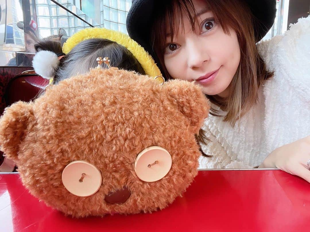 芳賀優里亜のインスタグラム：「マリオも面白かった🍄 ヨッシーは雨のタイミングで乗ってしまってびしょ濡れに🤣☂️  娘のお気に入りのミニオンのハチャメチャライドとスパイダーマンは2回乗りました😎」