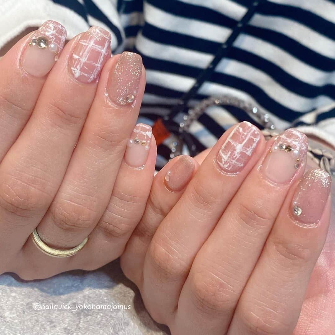 ネイルサロンならネイルクイックさんのインスタグラム写真 - (ネイルサロンならネイルクイックInstagram)「@nailquick 淡色ツイード・チェックネイル🧦⁣ ネイルクイックオープティボヌール⁣ 横浜ジョイナス店⁣ @nailquick_yokohamajoinus  ⁣ ⁣ ⋱⋰ ⋱⋰ ⋱⋰ ⋱⋰ ⋱⋰ ⋱⋰ ⋱⋰⁣ ⁣ 📲@nailquick ネット予約のメニュー⁣ ⁣ 【ハンド】ジェルコース＋フレンチなどお好みのアート両手4本以上（税込8800円＋アート代別）（目安:1時間45分） ⁣ ⁣ ⁣ ⁣ デザインに使われているカラー、ストーン、パーツ等に関しましては、店舗によって在庫状況が異なります。⁣ 在庫切れの場合は、似ているカラー、ストーン、パーツをご案内させていただくことがございますので、あらかじめご了承ください。⁣ ⁣ ⋱⋰ ⋱⋰ ⋱⋰ ⋱⋰ ⋱⋰ ⋱⋰ ⋱⋰⁣ ⁣ ⁣ 🟫#ネイルサロン は @nailquick⁣ 🟪#ジェルネイル は @nailparfaitgel⁣ ⬜️#ハンドケア には @spanail_product⁣ ⁣ ⁣ ⁣ 🤚🏼✋🏼 #ネイルクイック⁣ ⁣ お爪の健康を考えたネイル専門店⁣ ケア、マニキュア、ジェルネイル、お客さまのご要望やお爪の状態を伺い、一人ひとりにあうメニューをご提供します。⁣ ⁣ ⋱⋰ ⋱⋰ ⋱⋰ ⋱⋰ ⋱⋰ ⋱⋰ ⋱⋰⁣ ⁣ ⁣ #秋ネイル2023 #横浜ネイルサロン#ネイルパフェジェル #ツイードネイル #ツィードネイル #チェックネイル #ネイルアート #淡色ネイル #上品ネイル #トレンドネイル #ベージュネイル #冬ネイル」11月9日 10時57分 - nailquick