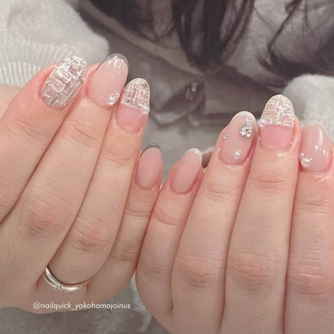 ネイルサロンならネイルクイックさんのインスタグラム写真 - (ネイルサロンならネイルクイックInstagram)「@nailquick 淡色ツイード・チェックネイル🧦⁣ ネイルクイックオープティボヌール⁣ 横浜ジョイナス店⁣ @nailquick_yokohamajoinus  ⁣ ⁣ ⋱⋰ ⋱⋰ ⋱⋰ ⋱⋰ ⋱⋰ ⋱⋰ ⋱⋰⁣ ⁣ 📲@nailquick ネット予約のメニュー⁣ ⁣ 【ハンド】ジェルコース＋フレンチなどお好みのアート両手4本以上（税込8800円＋アート代別）（目安:1時間45分） ⁣ ⁣ ⁣ ⁣ デザインに使われているカラー、ストーン、パーツ等に関しましては、店舗によって在庫状況が異なります。⁣ 在庫切れの場合は、似ているカラー、ストーン、パーツをご案内させていただくことがございますので、あらかじめご了承ください。⁣ ⁣ ⋱⋰ ⋱⋰ ⋱⋰ ⋱⋰ ⋱⋰ ⋱⋰ ⋱⋰⁣ ⁣ ⁣ 🟫#ネイルサロン は @nailquick⁣ 🟪#ジェルネイル は @nailparfaitgel⁣ ⬜️#ハンドケア には @spanail_product⁣ ⁣ ⁣ ⁣ 🤚🏼✋🏼 #ネイルクイック⁣ ⁣ お爪の健康を考えたネイル専門店⁣ ケア、マニキュア、ジェルネイル、お客さまのご要望やお爪の状態を伺い、一人ひとりにあうメニューをご提供します。⁣ ⁣ ⋱⋰ ⋱⋰ ⋱⋰ ⋱⋰ ⋱⋰ ⋱⋰ ⋱⋰⁣ ⁣ ⁣ #秋ネイル2023 #横浜ネイルサロン#ネイルパフェジェル #ツイードネイル #ツィードネイル #チェックネイル #ネイルアート #淡色ネイル #上品ネイル #トレンドネイル #ベージュネイル #冬ネイル」11月9日 10時57分 - nailquick