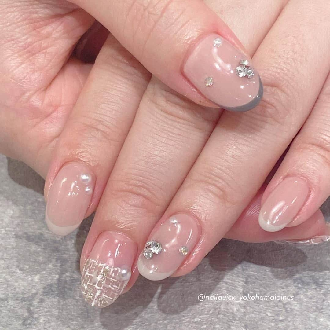 ネイルサロンならネイルクイックさんのインスタグラム写真 - (ネイルサロンならネイルクイックInstagram)「@nailquick 淡色ツイード・チェックネイル🧦⁣ ネイルクイックオープティボヌール⁣ 横浜ジョイナス店⁣ @nailquick_yokohamajoinus  ⁣ ⁣ ⋱⋰ ⋱⋰ ⋱⋰ ⋱⋰ ⋱⋰ ⋱⋰ ⋱⋰⁣ ⁣ 📲@nailquick ネット予約のメニュー⁣ ⁣ 【ハンド】ジェルコース＋フレンチなどお好みのアート両手4本以上（税込8800円＋アート代別）（目安:1時間45分） ⁣ ⁣ ⁣ ⁣ デザインに使われているカラー、ストーン、パーツ等に関しましては、店舗によって在庫状況が異なります。⁣ 在庫切れの場合は、似ているカラー、ストーン、パーツをご案内させていただくことがございますので、あらかじめご了承ください。⁣ ⁣ ⋱⋰ ⋱⋰ ⋱⋰ ⋱⋰ ⋱⋰ ⋱⋰ ⋱⋰⁣ ⁣ ⁣ 🟫#ネイルサロン は @nailquick⁣ 🟪#ジェルネイル は @nailparfaitgel⁣ ⬜️#ハンドケア には @spanail_product⁣ ⁣ ⁣ ⁣ 🤚🏼✋🏼 #ネイルクイック⁣ ⁣ お爪の健康を考えたネイル専門店⁣ ケア、マニキュア、ジェルネイル、お客さまのご要望やお爪の状態を伺い、一人ひとりにあうメニューをご提供します。⁣ ⁣ ⋱⋰ ⋱⋰ ⋱⋰ ⋱⋰ ⋱⋰ ⋱⋰ ⋱⋰⁣ ⁣ ⁣ #秋ネイル2023 #横浜ネイルサロン#ネイルパフェジェル #ツイードネイル #ツィードネイル #チェックネイル #ネイルアート #淡色ネイル #上品ネイル #トレンドネイル #ベージュネイル #冬ネイル」11月9日 10時57分 - nailquick