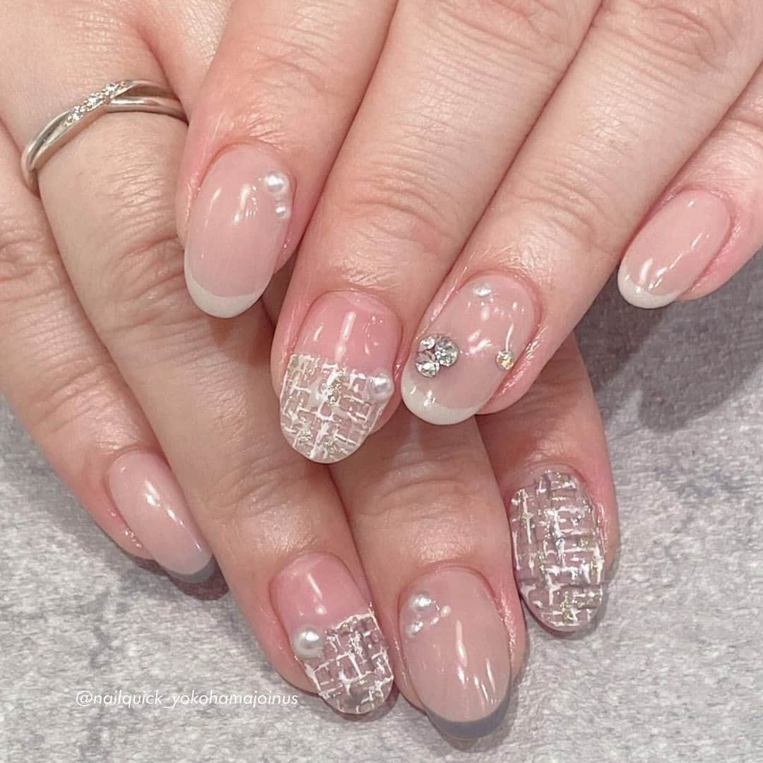 ネイルサロンならネイルクイックのインスタグラム：「@nailquick 淡色ツイード・チェックネイル🧦⁣ ネイルクイックオープティボヌール⁣ 横浜ジョイナス店⁣ @nailquick_yokohamajoinus  ⁣ ⁣ ⋱⋰ ⋱⋰ ⋱⋰ ⋱⋰ ⋱⋰ ⋱⋰ ⋱⋰⁣ ⁣ 📲@nailquick ネット予約のメニュー⁣ ⁣ 【ハンド】ジェルコース＋フレンチなどお好みのアート両手4本以上（税込8800円＋アート代別）（目安:1時間45分） ⁣ ⁣ ⁣ ⁣ デザインに使われているカラー、ストーン、パーツ等に関しましては、店舗によって在庫状況が異なります。⁣ 在庫切れの場合は、似ているカラー、ストーン、パーツをご案内させていただくことがございますので、あらかじめご了承ください。⁣ ⁣ ⋱⋰ ⋱⋰ ⋱⋰ ⋱⋰ ⋱⋰ ⋱⋰ ⋱⋰⁣ ⁣ ⁣ 🟫#ネイルサロン は @nailquick⁣ 🟪#ジェルネイル は @nailparfaitgel⁣ ⬜️#ハンドケア には @spanail_product⁣ ⁣ ⁣ ⁣ 🤚🏼✋🏼 #ネイルクイック⁣ ⁣ お爪の健康を考えたネイル専門店⁣ ケア、マニキュア、ジェルネイル、お客さまのご要望やお爪の状態を伺い、一人ひとりにあうメニューをご提供します。⁣ ⁣ ⋱⋰ ⋱⋰ ⋱⋰ ⋱⋰ ⋱⋰ ⋱⋰ ⋱⋰⁣ ⁣ ⁣ #秋ネイル2023 #横浜ネイルサロン#ネイルパフェジェル #ツイードネイル #ツィードネイル #チェックネイル #ネイルアート #淡色ネイル #上品ネイル #トレンドネイル #ベージュネイル #冬ネイル」