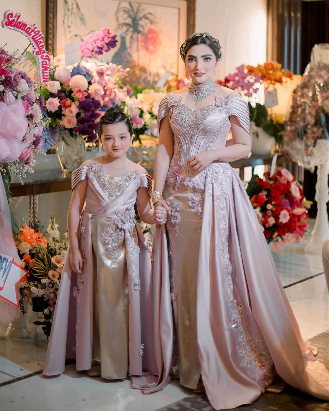 のインスタグラム：「Anak baik yg selalu sayang sm bundanya😍🙏  Makasih kaka diumur 8 kamu makin2 pokoknya hehehe  Oufit by @windysavosacouture @fabricsocietystore」