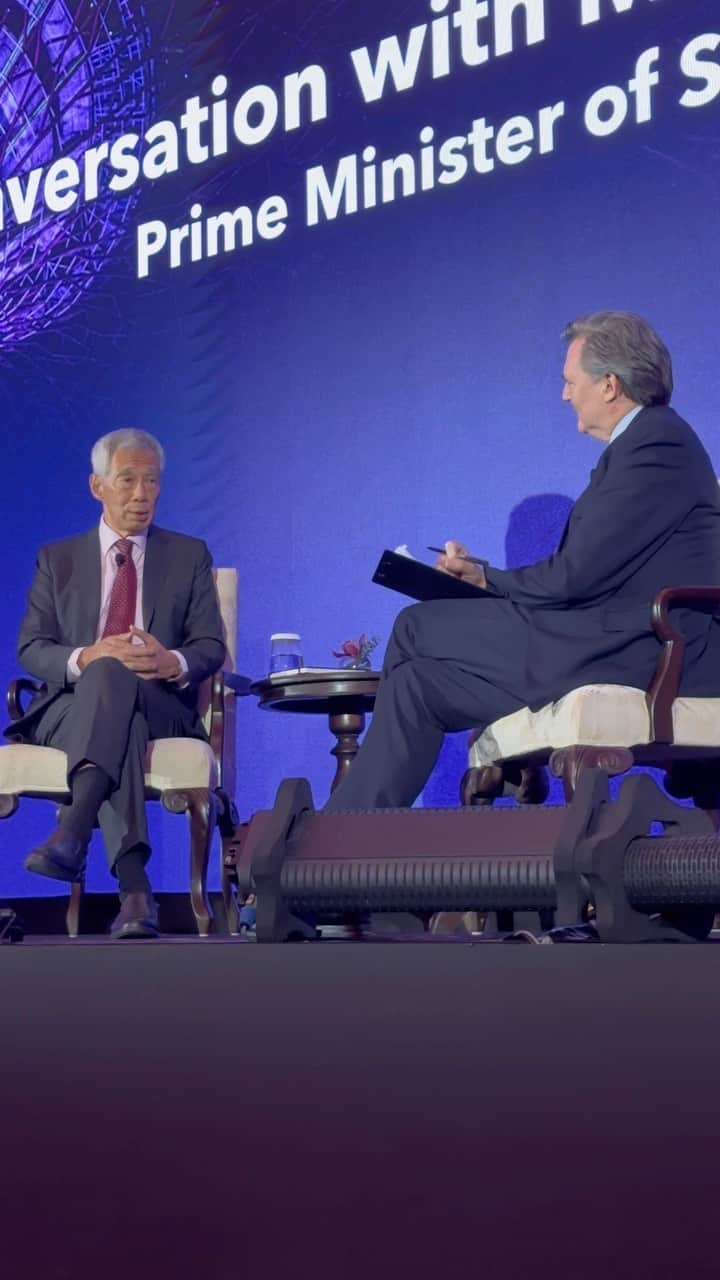 リー・シェンロンのインスタグラム：「The annual @bloomberg #NewEconomyForum has returned to Singapore again this year, with a pertinent and timely theme of “Embracing Instability” – bridging conversations on the geopolitical challenges and uncertainties in our turbulent world.   Bloomberg Editor-in-Chief John Micklethwait and I discussed some of these challenges, including tensions between the US and China, the Russia-Ukraine conflict and the Israel-Hamas conflict. We reaffirmed the importance of a rules-based international order amidst the difficult climate.   Domestically, we must also maintain high standards of government – we will continue to sail forth even in troubled tides, protecting our national interests while ensuring inclusive growth for all Singaporeans.   You can watch the full dialogue on the PMO YouTube channel (click on the link in my bio).   – LHL  (PMO Video by Koh Yong Sheng and Chua Fang En)」