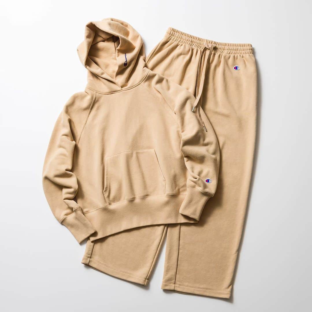 Champion Japanのインスタグラム：「【HOODED SWEATSHIRT】  「ザ キング オブ スウェットシャツ」と評されるほど、世界中の多くのファンに愛されてきたフード付きスウェットシャツ。  肩から腕にかけてゆとりを持たせたラグランスリーブのデザインに、裏毛スウェット素材と柔らかな質感でリラックスフィットを実現。収納に便利なカンガルーポケット付きです。ボディカラーごとに異なる色を使ったChampionロゴ刺繍も必見。肌になじむ快適な風合いに加え、洗濯後の縮みにくさも特長です。  ■Item：Hooded Sweatshirt ■Number：CW-Y104 ■Color：オリーブドラブ,ブラック,カーキ ■Size：M, L, XL ■Price：¥10,780  #Champion #HOODEDSWEATSHIRT  #Casual #スウェット #スウェットシャツ #パーカー #カジュアル #コットンUSA #チャンピオン #23FW」