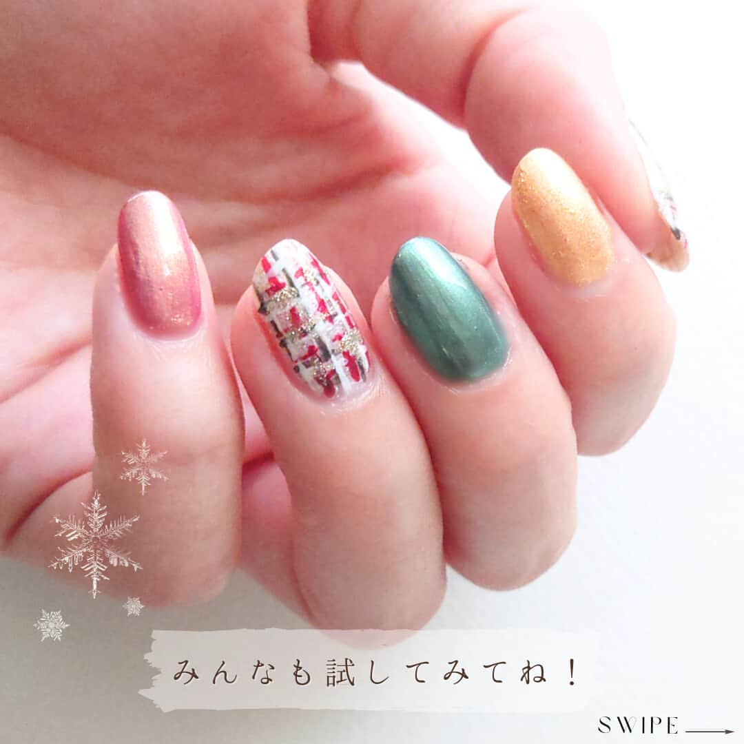 NAIL HOLICさんのインスタグラム写真 - (NAIL HOLICInstagram)「ツイードネイルが気になった方は🧡スタンプで教えてね♪ ⁡ ”ツイードネイル×シンプルネイル”で 一気におしゃれな印象に💐✨ ⁡ 【HOW TO】 ①ベースカラー（WT058）を塗る ②細筆を使い、レッド（RD418）で格子状に線を描く （ところどころ掠れるように描くと◎） ③レッドと少しずらして細筆でグリーン（GR722）で格子状に線を引いていく ④アートホワイト（WT080）で格子状に線を引いていく ⑤ところどころアートゴールド（GD083）で十字を描く ⑥トップコートを塗って完成✨  【ベースカラー使用色】 WT058・GR733・GD057・RD420 【ツイード使用色】 RD418・GR722・WT080・GD083 ⁡ 大人っぽい配色でオフィスネイルにも ぴったりなアレンジなのでみんなも試してみてね🙆‍♀️ ⁡ ◌* ┈ ┈ ┈ ┈ ┈ ┈ *◌˳ 【レビュー投稿募集中💅】 @nailholic_kose をタグ付けしてぜひ投稿してくださいね♪ ◌* ┈ ┈ ┈ ┈ ┈ ┈ *◌˳  #kose #コーセー #nailholic #nailholic_kose #ネイルホリック #ツイードネイル  #クリスマスネイル  #冬ネイルデザイン  #冬ネイル2023 #お仕事ネイル #ネイル記録 #トレンドネイル #ネイル初心者 #ポリッシュネイル #ポリッシュ #マニキュア #今日のネイル #ネイルカラー #簡単ネイル #おすすめネイル」11月9日 17時00分 - nailholic_kose