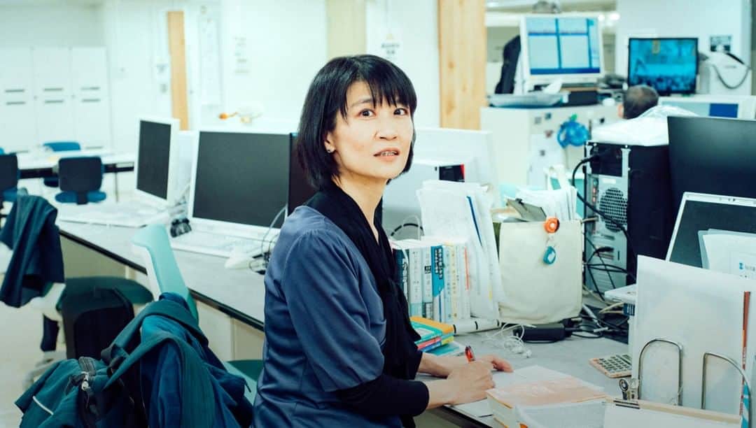 HILLS LIFE DAILYのインスタグラム：「WHAT IS proofreading? 言葉とファクトの森を駆ける：毎日新聞校閲センター・平山泉に訊く  プロフィールのURLから最新記事をチェック。  #ヒルズライフ #CULTURE #平山泉 #毎日新聞校閲センター」
