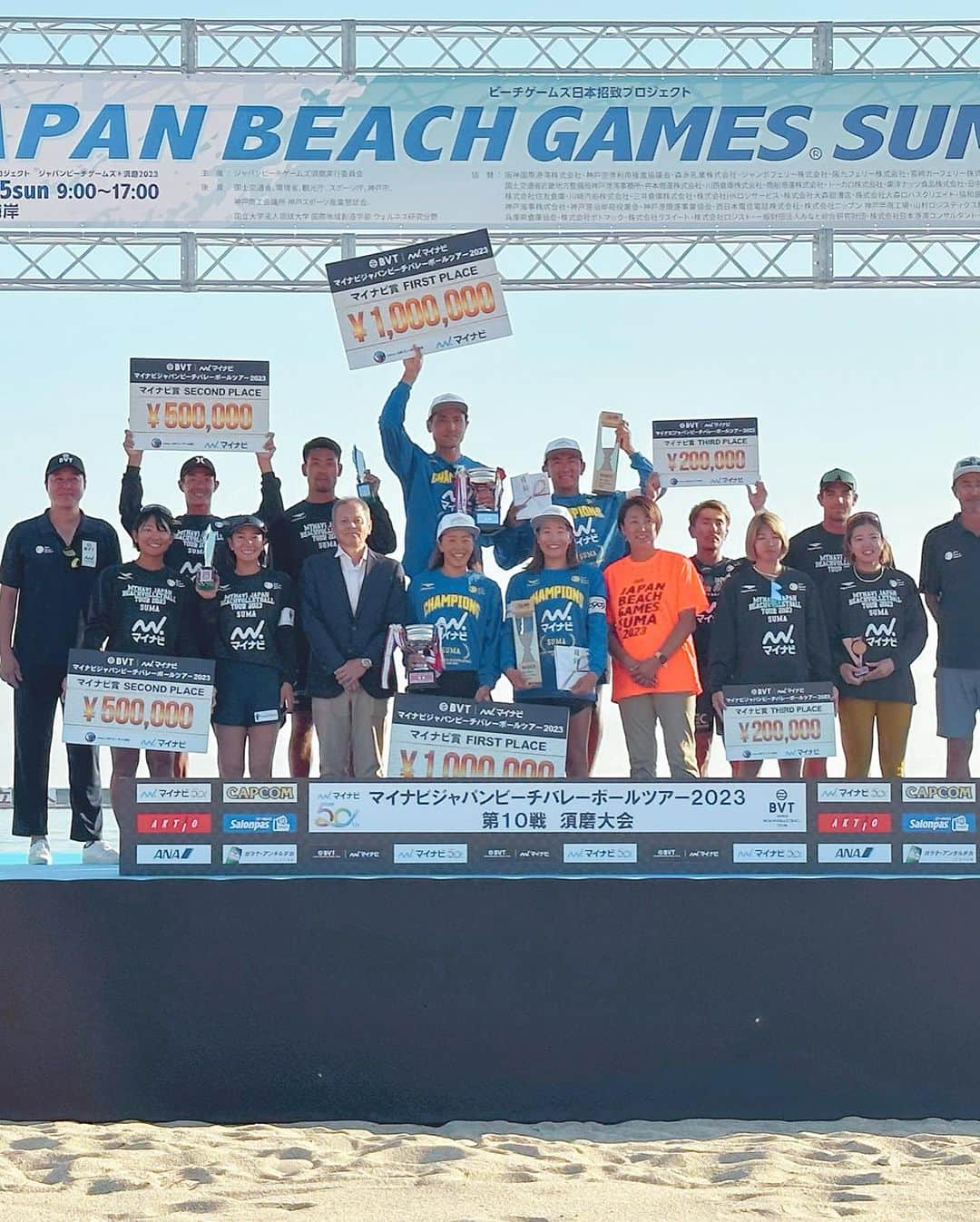 西村晃一さんのインスタグラム写真 - (西村晃一Instagram)「Mynavi Japan Beach Volleyball tour 2023 第9戦  松山大会 3位🥉 第10戦 須磨大会 3位🥉  優勝の2文字がすぐそこに見えたのに掴みきれず…  松山、須磨大会共に準決勝で敗れ、3位決定戦での勝利で表彰台には立つことができました🥉😊 個人的には後半戦の優勝に向け身体を仕上げ最高の状態で臨みました！ その分自社の経営、新会社の立ち上げなど疎かになりながらもアスリートとしての自分に集中しました！ その結果あと一歩及ばず悔しい思いが残っていますが自分の力不足です。もっと追求しないといけないことがわかりました。さらにギア上げて来年はリベンジします。 今シーズンは海外の選手や若手選手などたくさんの選手とパートナーを組み挑戦させてもらいました。 スポンサーの皆様、パートナーのみんなに感謝しています。ありがとうございました。 そして、インドアバレーの頃からずーーっと応援して来てくれてるファンの方(年々減ってるかもだけど😅)やインドアバレーの頃ファンでした！という方々が各地方で来てくれて今になってお礼が言えたり、TOYOTAチームの応援団からは、 「いい試合だった！感動した！ファンだから応援してるよ！」と敵ながら声かけてくださったり、試合中もいいプレーに敵味方関係なく大きな拍手を送ってくださいました。 戦っている時は敵だけど、終わったら選手もファンもビーチバレーを愛する仲間です(^^)JVAの方々、関係者の方々もいいプレーにいい試合だった！おつかれさまとみんなが気持ちよく会場を包んでくださいました。 審判の方、強烈に抗議してすいません。 直接言わせてもらいましたが、 それだけ本気で戦ってるんです！ 試合を一つのジャッジで崩したらダメなんです。終わったことは仕方ないですが、本気であれだけ抗議するということは耳を傾けてもらいたいという事をお伝えしただけです。勝つために一点をどれだけ大切にしてどれだけその一点のために努力してきたか… 皆さんがいてくれるから試合ができると感謝しています。 運営側、審判、補助役員、選手、ファンの皆さん、欧米のように言い合ってすべての日本のレベルを上げていけたらと思っています。ビーチバレーはオリンピック種目で世界No.1人気と言われるくらいのトップスポーツです！日本でもたくさんの人の目に触れるようにみんなで盛り上げていけたらいいですね。  皆様今シーズン本当にお疲れ様でした。 そして大変大変ありがとうございました。  #mynavijapanbeachvolleyballtour  #beachvolleyball  #ビーチバレーボール #sponsored  #itec #dna先端医療株式会社 #タマチャンショップ #nanabase #beams #dig #セラヴィ」11月9日 11時03分 - koichi.nishimura