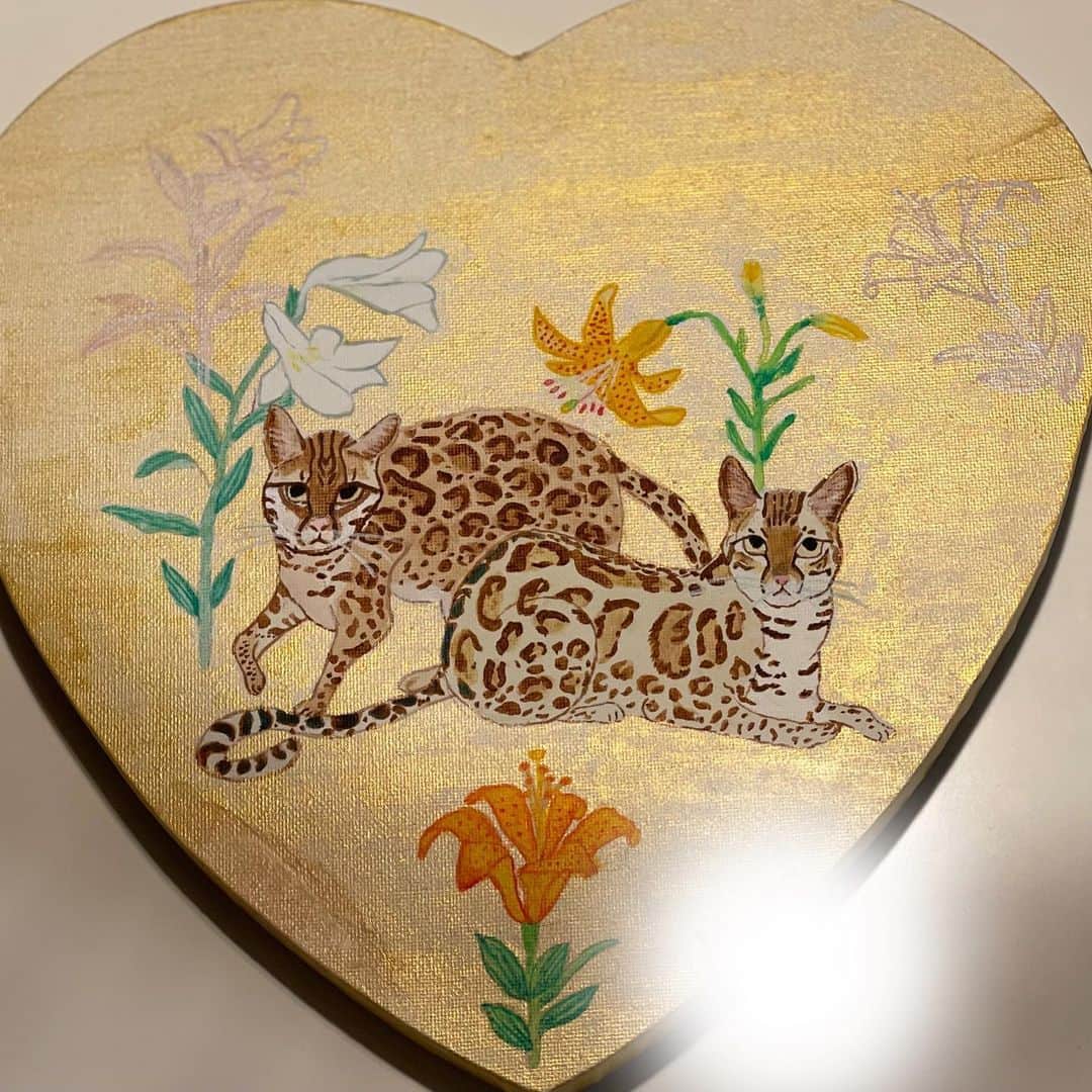 のインスタグラム：「娘がわたしの妹のために注文制作した猫族の絵。 丁寧に丁寧に描いてきたので、ようやくできあがりました。 友だちからは、今年も誕生日に猫グッズをもらいました。 アスティエの猫マグと小物入れ。割らないように気をつけます。 年々おしゃまになる娘は、わたしのスカーフも使うように。 妹がむかし着ていたビロードのタートルネックに、細いスカーフを結んであげました。」