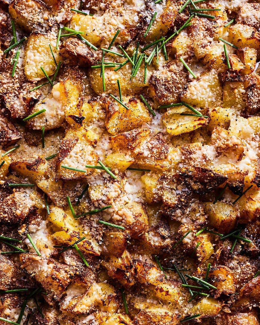 Gaby Dalkinのインスタグラム：「These deserve a moment on the grid because they are the crispiest and most delightful potatoes you’ll ever make. Cacio e Pepe Roasted Smashed Potatoes FOR THE WIN! Add them to your thanksgiving menu! Also pictured: the gravy of your dreams! Everything linked in my profile https://whatsgabycooking.com/cacio-e-pepe-roasted-potatoes/」